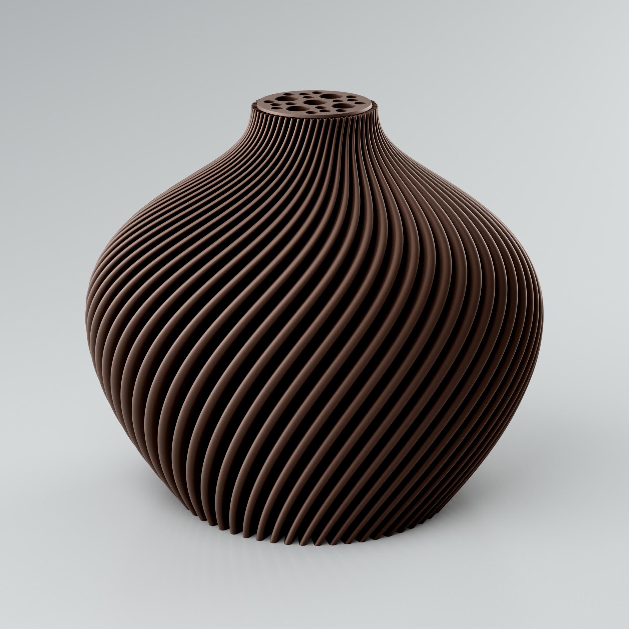 Eine spiralförmige, modulare Vase in Taupe mit integriertem Blumenretter, ideal für Trockenblumen. Die Vase hat eine ausdrucksstarke Oberfläche mit klaren Kanten und einer prägnanten, scharf definierten Rippstruktur. Die Rippen verlaufen spiralförmig von der Basis bis zum Hals der Vase. Der obere Teil der Vase ist flach und weist mehrere unregelmäßig geformte Löcher auf. Die Oberfläche der Vase wirkt kraftvoll und modern. Der Hintergrund ist einfarbig hellgrau.