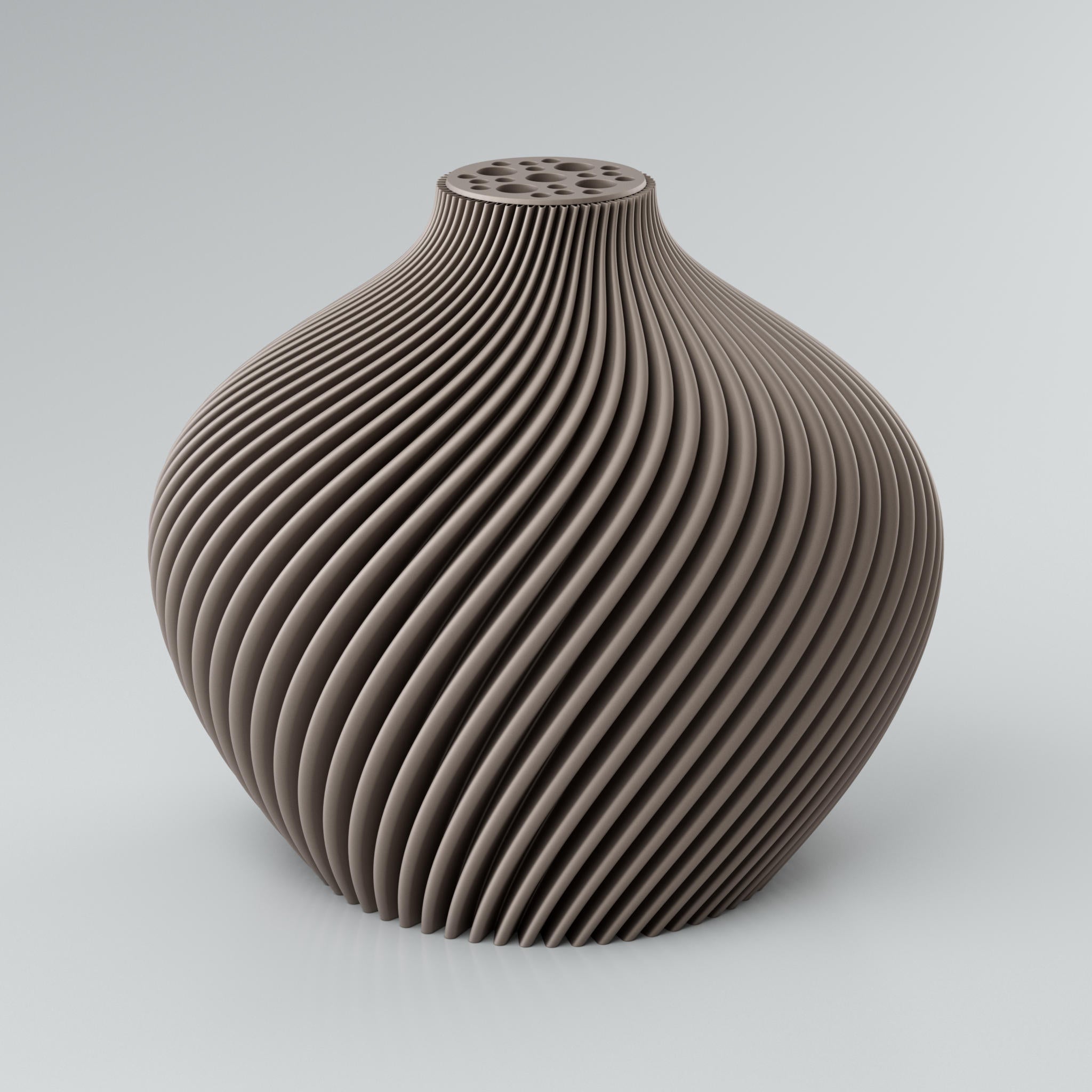 Eine spiralförmige, modulare Vase in Taupe mit integriertem Blumenretter, ideal für Trockenblumen. Die Vase hat eine ausdrucksstarke Oberfläche mit klaren Kanten und einer prägnanten, scharf definierten Rippstruktur. Die Rippen verlaufen spiralförmig von der Basis bis zum Hals der Vase. Der obere Teil der Vase ist flach und weist mehrere unregelmäßig geformte Löcher auf. Die Oberfläche der Vase wirkt kraftvoll und modern. Der Hintergrund ist einfarbig hellgrau.
