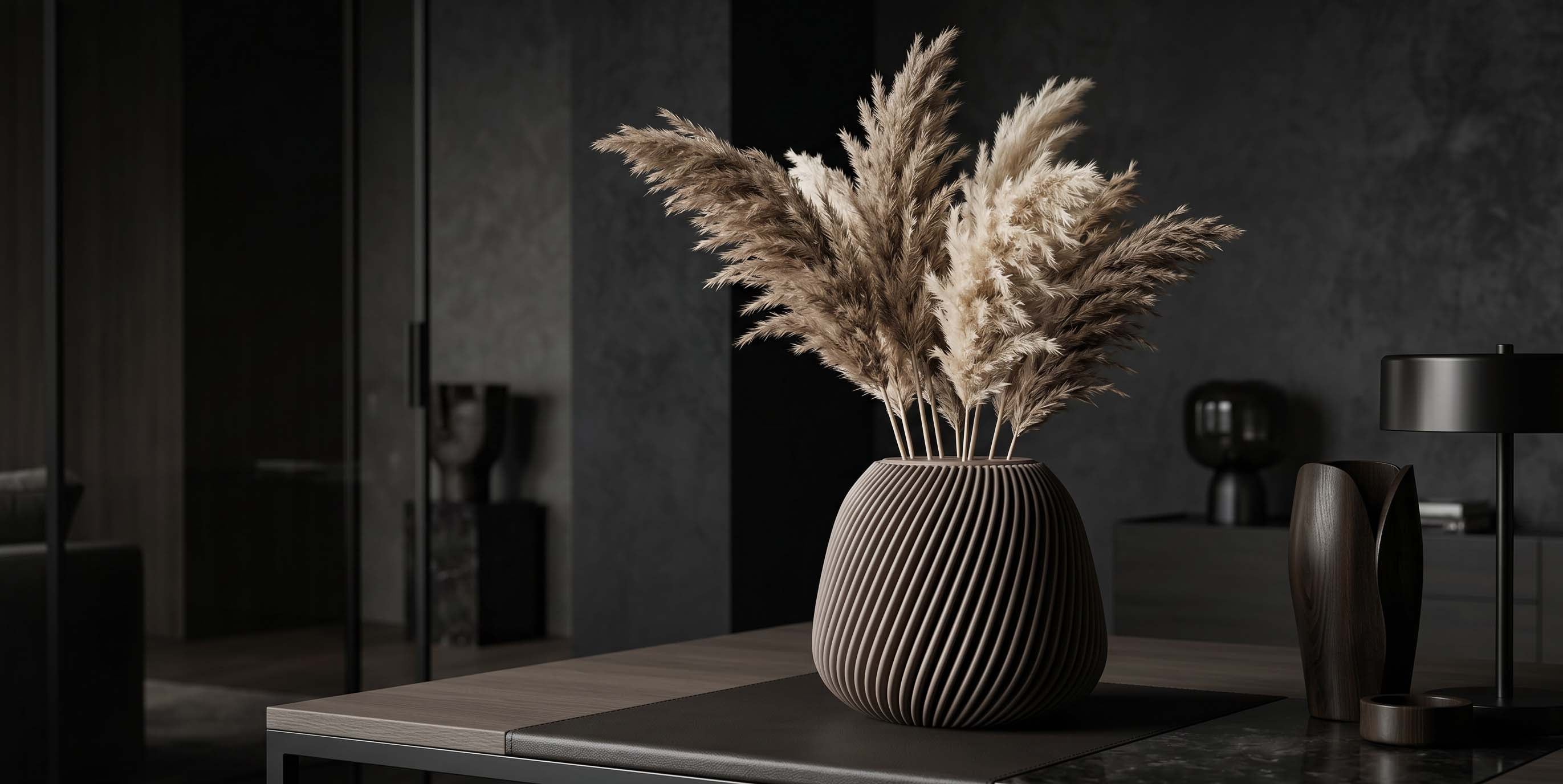 Konische Vase mit gerilltem Muster und beigen Pampasgraswedeln auf einem Couchtisch in dunklem Wohnzimmer.