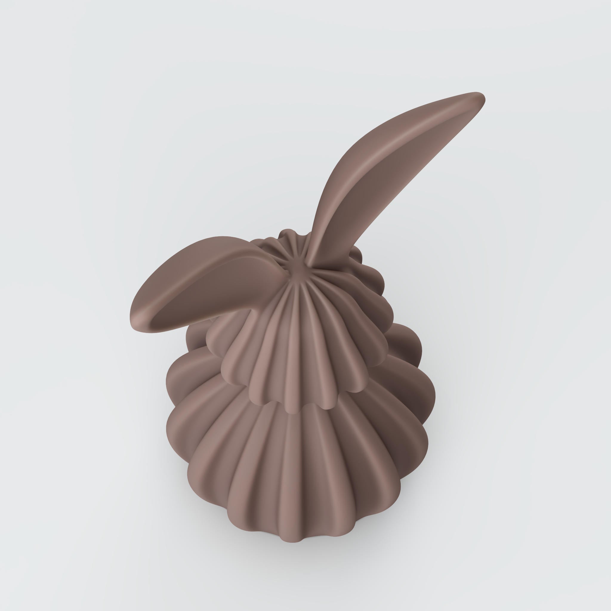 Braune, gedrehte 3D-Figur mit gefalteten Stoffrippen und langem Ausläufer vor hellem Hintergrund.