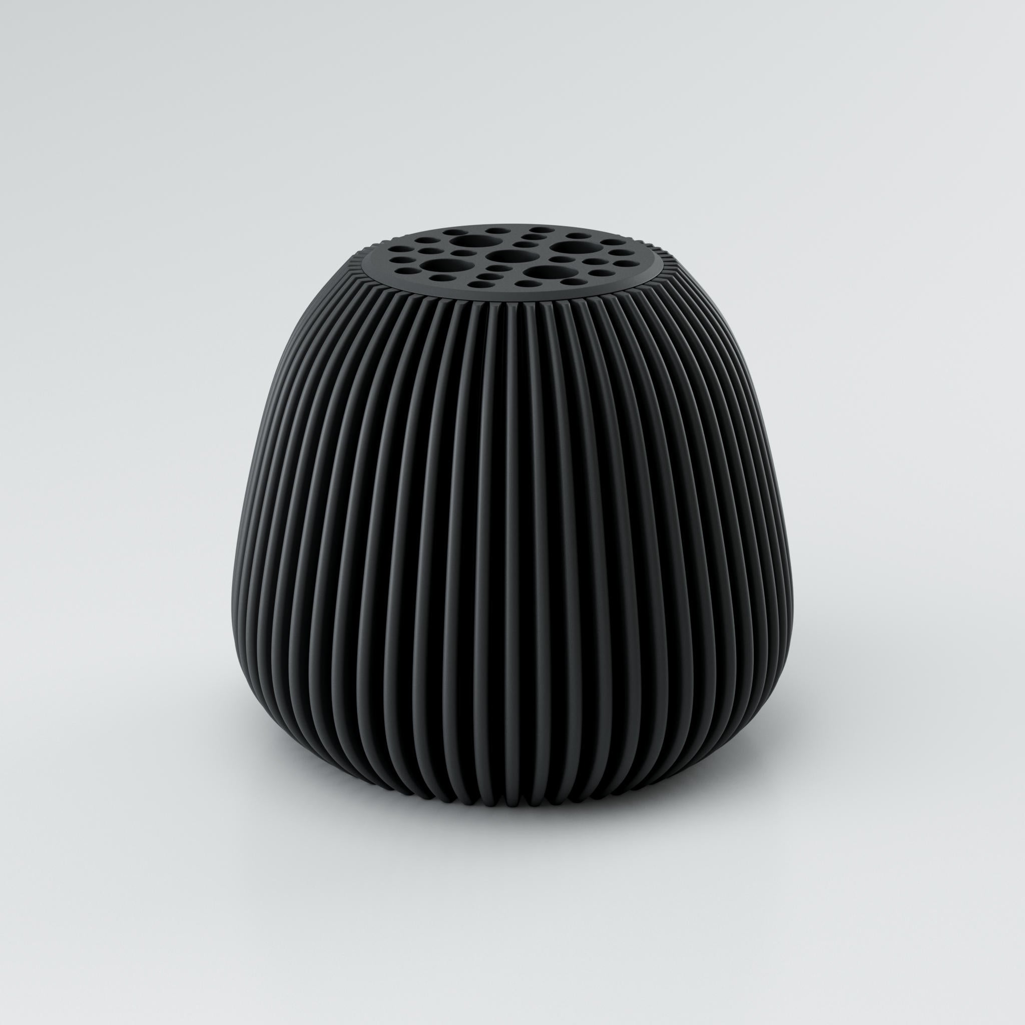 schwarze vase voravellie in der hauptansicht mit linea design