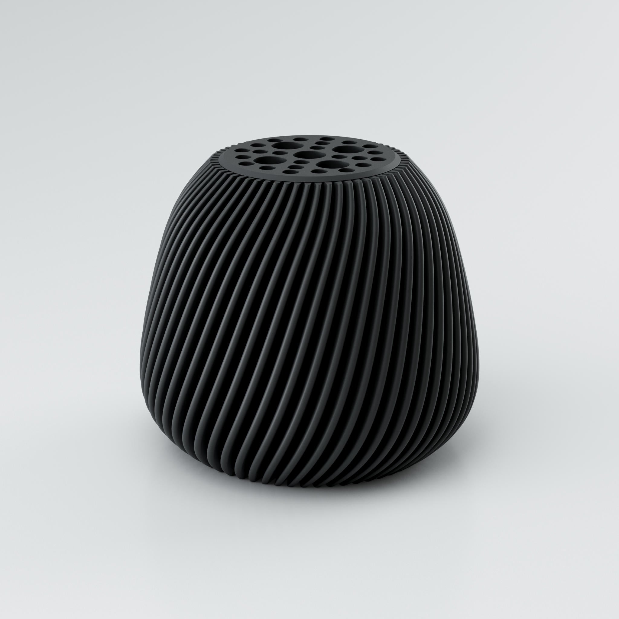 schwarze vase voravellie in der hauptansicht mit twist design