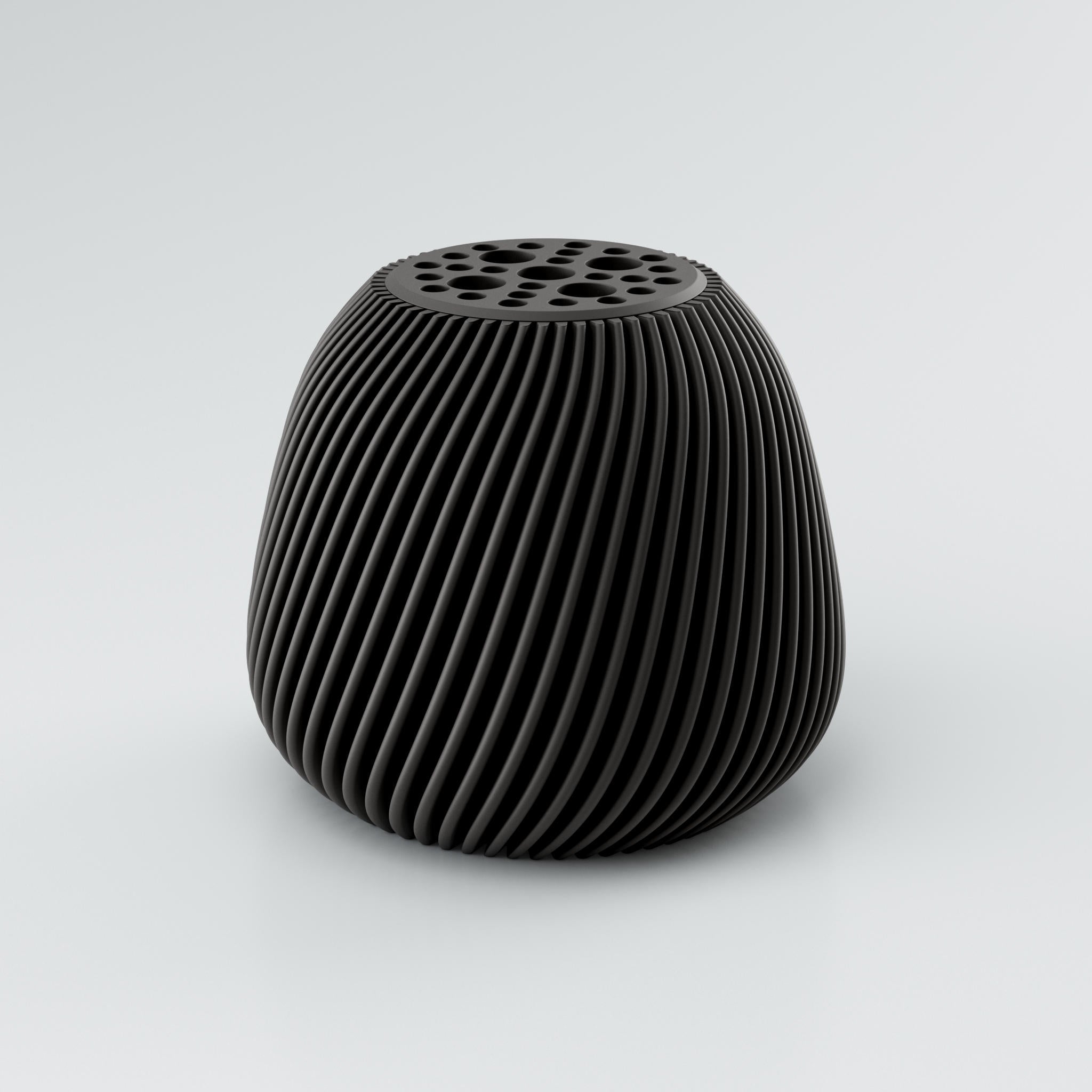 metallic-graue vase voravellie der hauptansicht mit twist design
