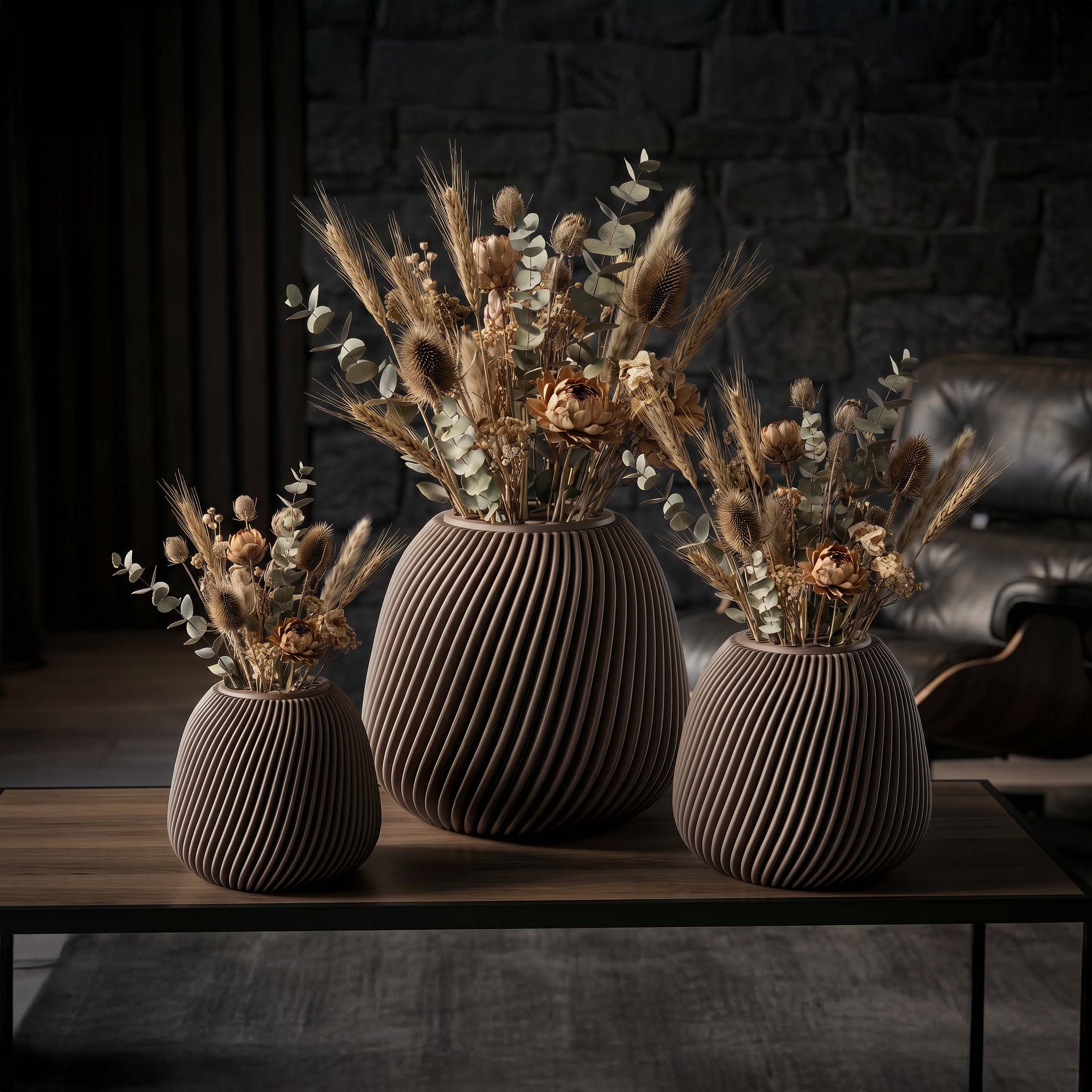 Designvase Voravellie 20 von Blooming3D: skulpturale Twist-Vase in mattem Beige mit gerippter Linea-Optik