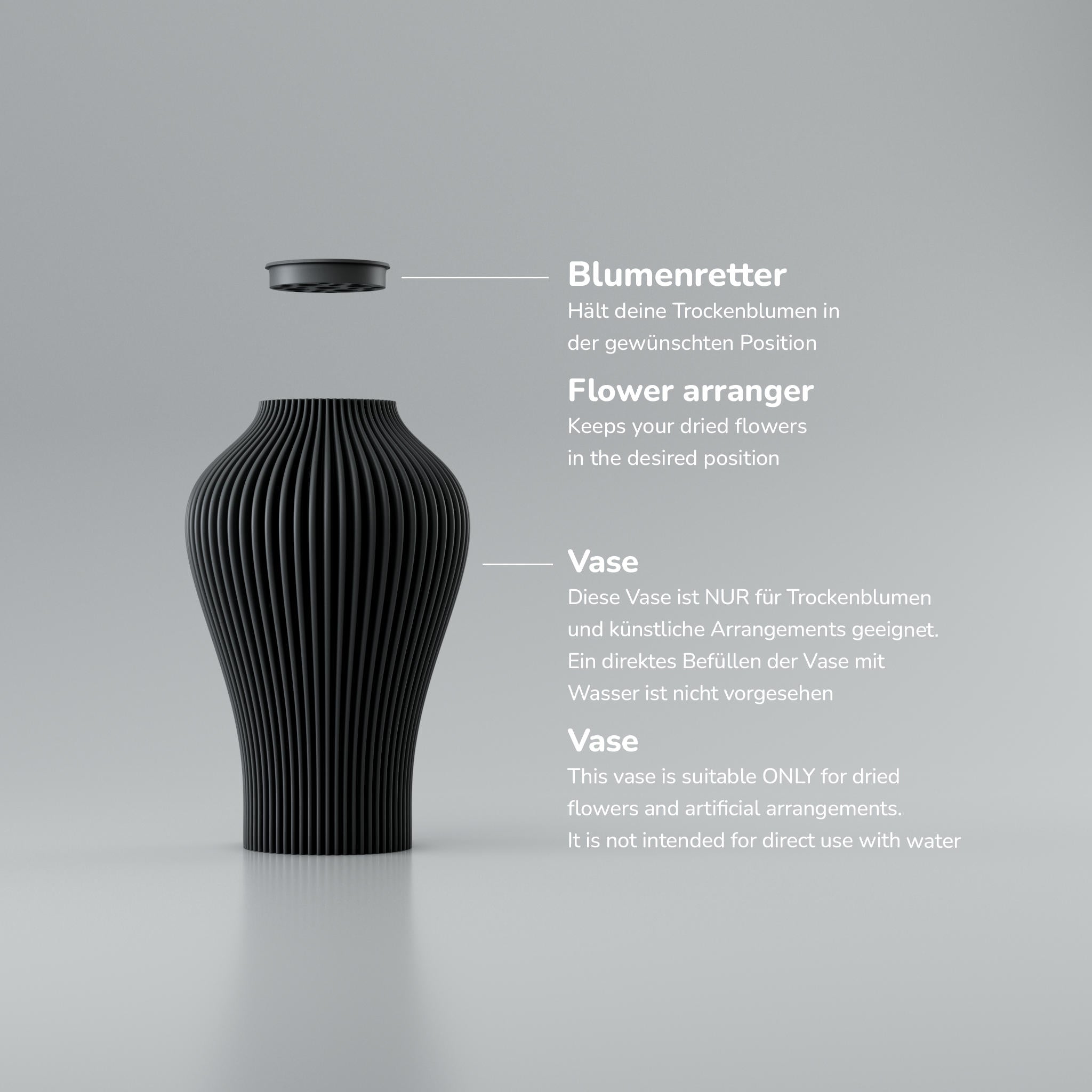 Gerippte schwarze Vase mit Einsatz für Trockenblumen und weißem Text „Vase“ im Hintergrund.