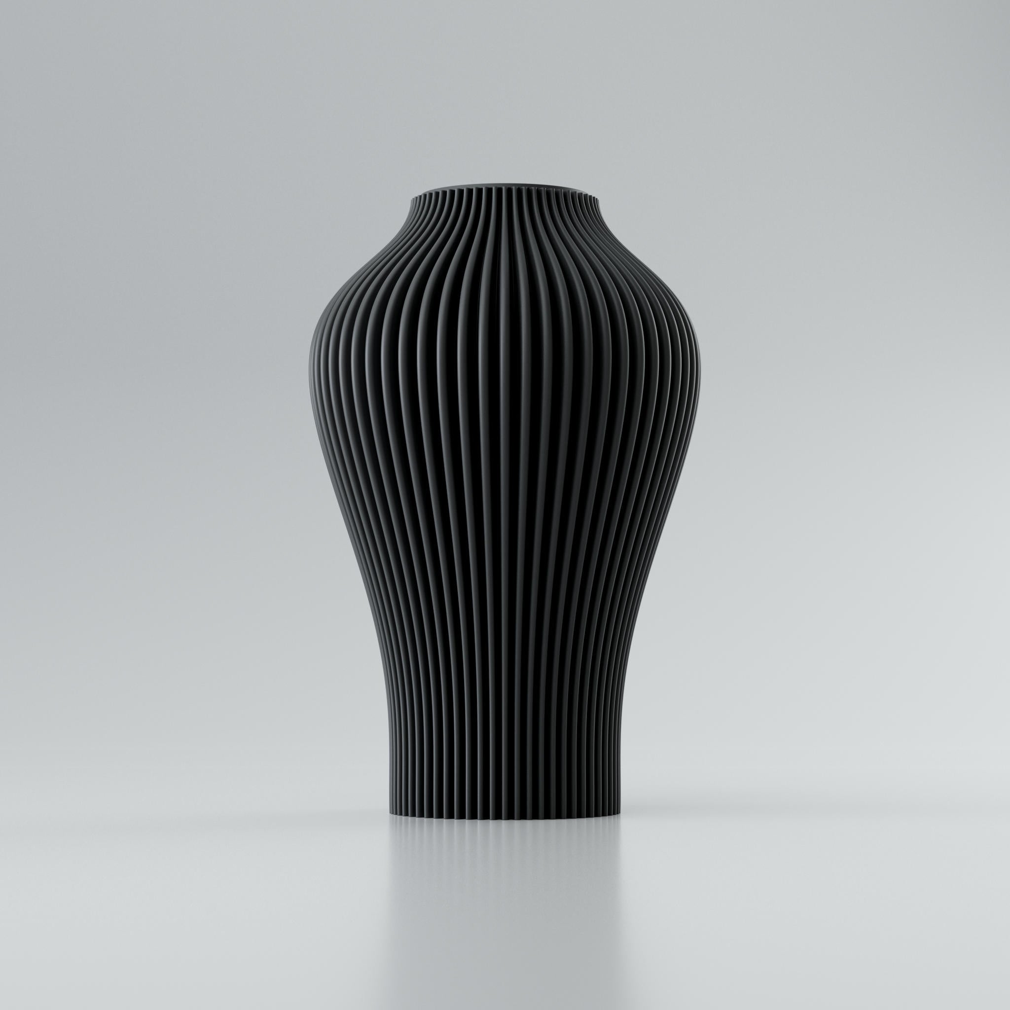 Eine schwarze gerippte Vase mit dicht stehenden Vertikalrillen, vor hellem Hintergrund mit spiegelnder Fläche.