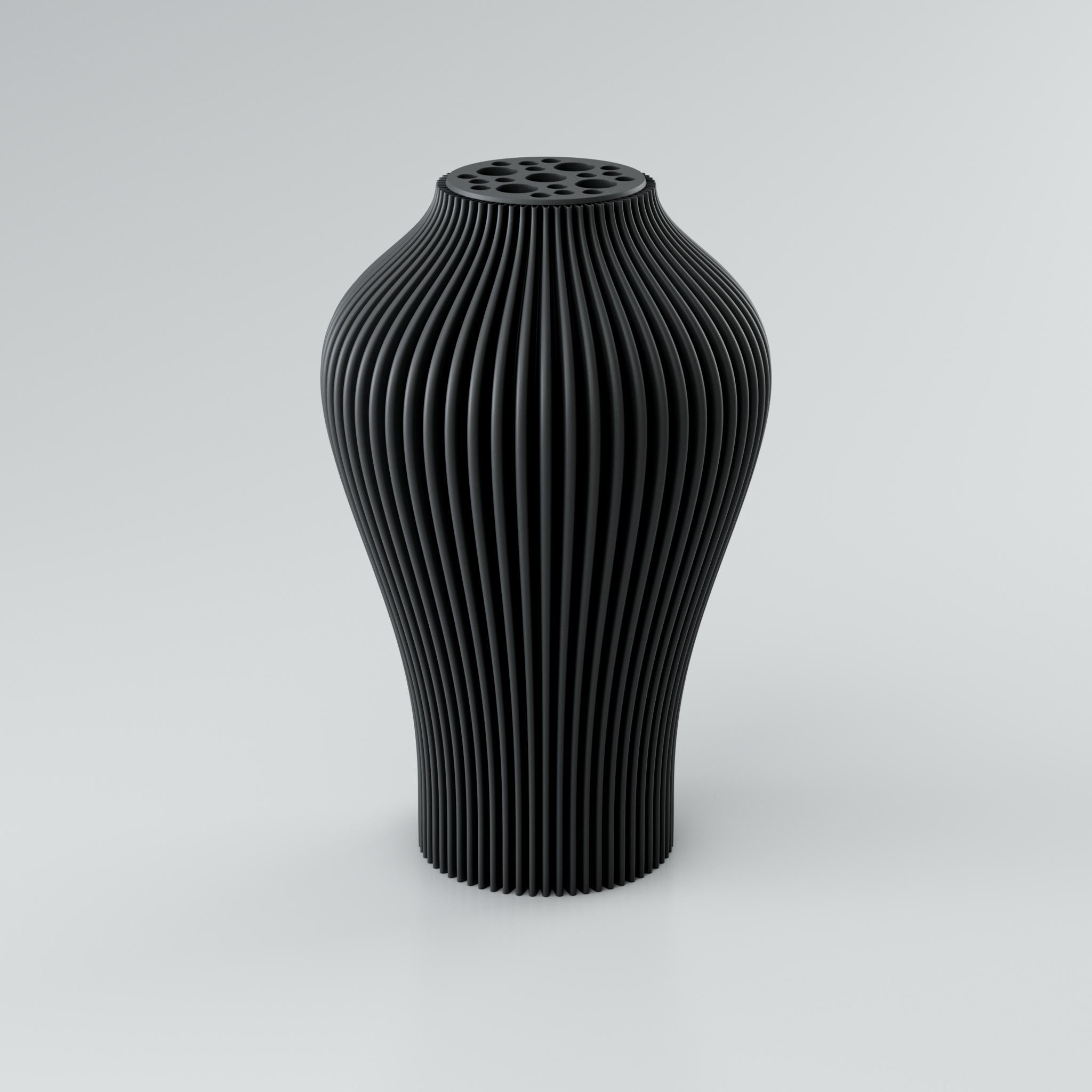 Nahaufnahme einer beigen Designvase "Voravellie 40" von Blooming3D. Die modulare, skulpturale Vase zeigt eine präzise Rippstruktur, die spiralförmig verläuft und ein lebendiges Licht- und Schattenspiel erzeugt. Im oberen Bereich befindet sich ein runder Einsatz mit verschieden großen, runden Öffnungen, der als Blumenretter für Trockenblumenarrangements dient. Die klaren Kanten und die moderne Formensprache vereinen Architektur und Design in einem Objekt.