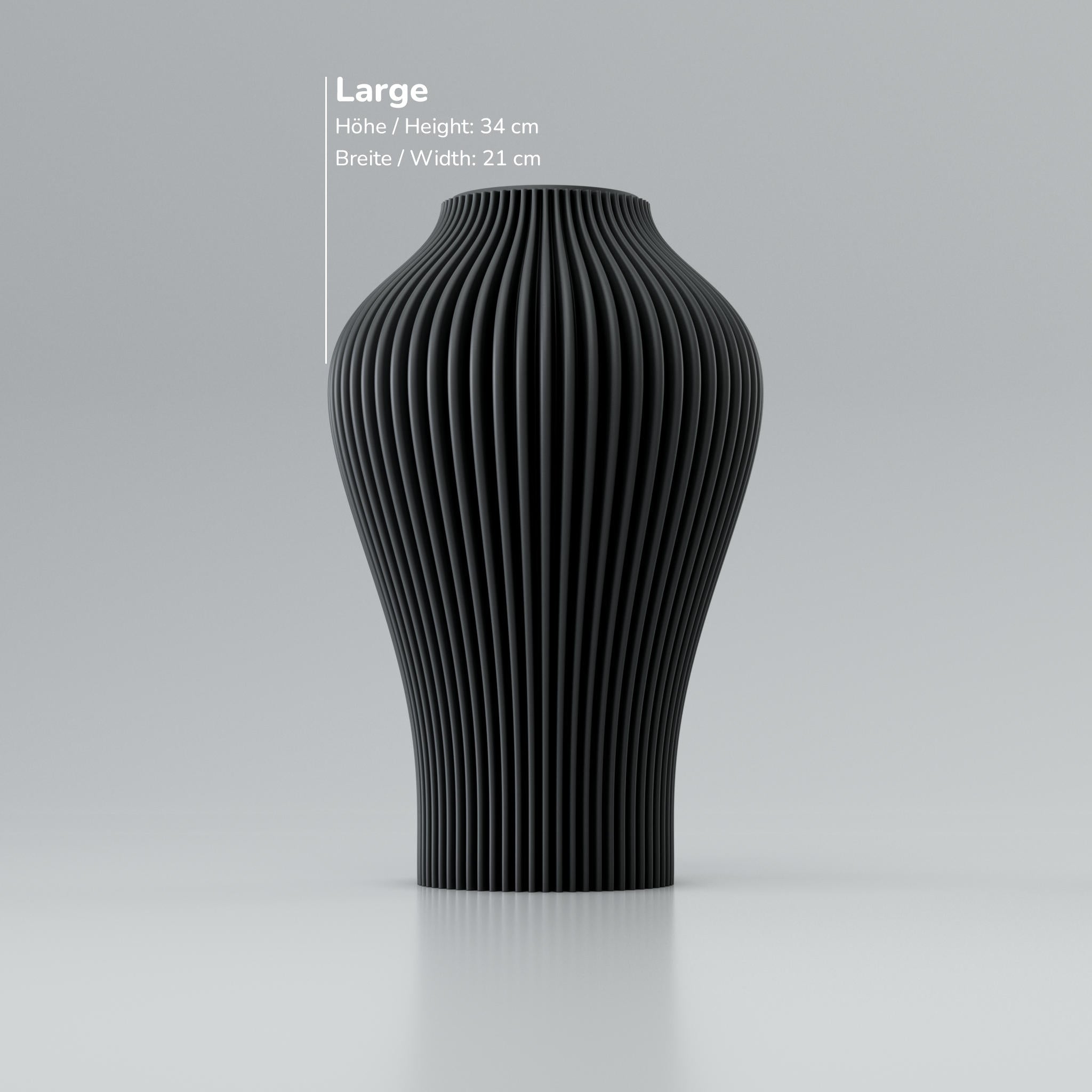 Dunkelgraues, geripptes Gefäß mit vertikalen Rillen, daneben Maße: Höhe 34 cm, Breite 21 cm.