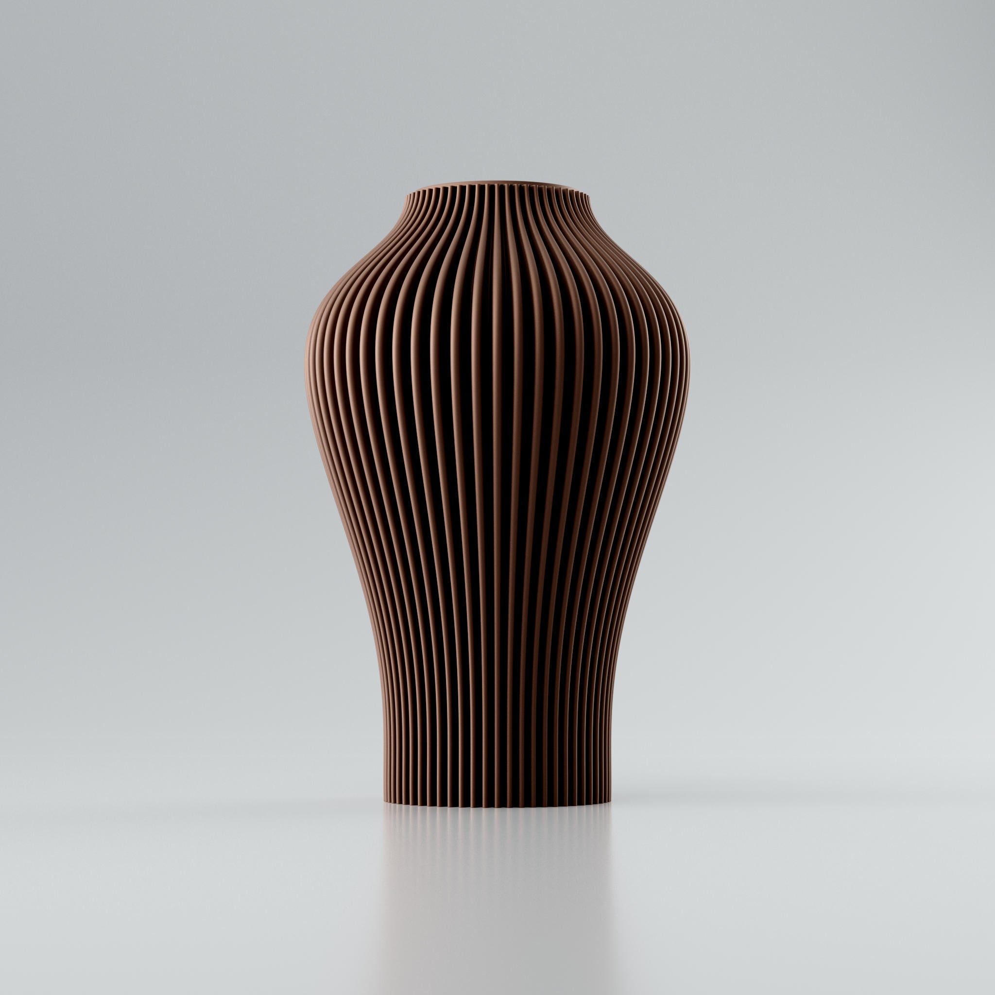 Braune Vase mit senkrechten Rillen und glatter Oberkante, vor grauem Hintergrund mit Spiegelbild.