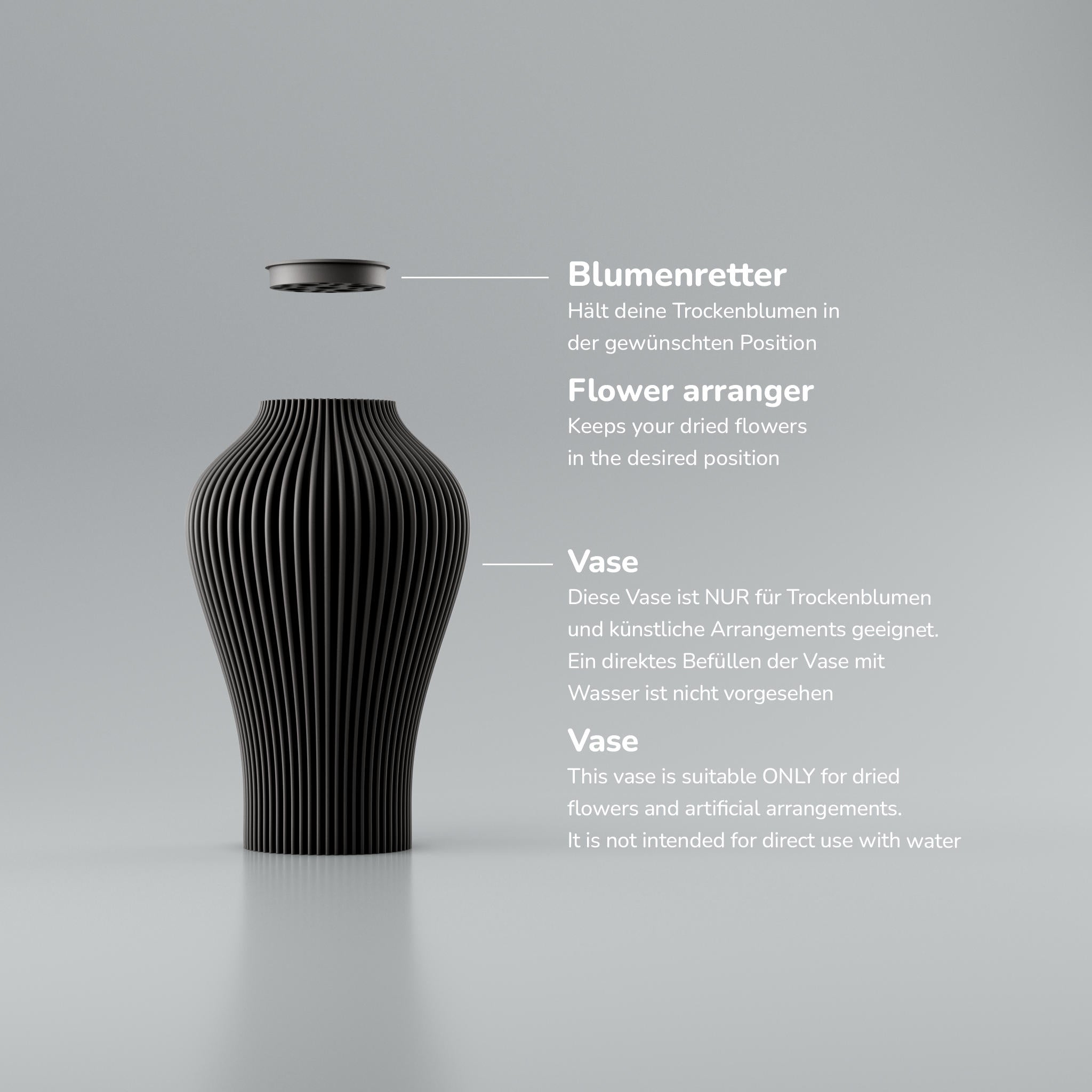 Rippige schwarze Vase mit schmalem Einsatz und Schriftzug Blumenretter, auf hellem grauem Hintergrund.