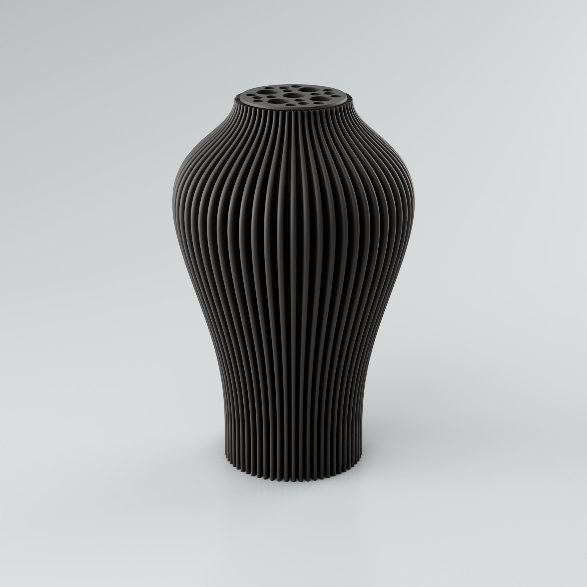 Nahaufnahme einer beigen Designvase "Voravellie 40" von Blooming3D. Die modulare, skulpturale Vase zeigt eine präzise Rippstruktur, die spiralförmig verläuft und ein lebendiges Licht- und Schattenspiel erzeugt. Im oberen Bereich befindet sich ein runder Einsatz mit verschieden großen, runden Öffnungen, der als Blumenretter für Trockenblumenarrangements dient. Die klaren Kanten und die moderne Formensprache vereinen Architektur und Design in einem Objekt.