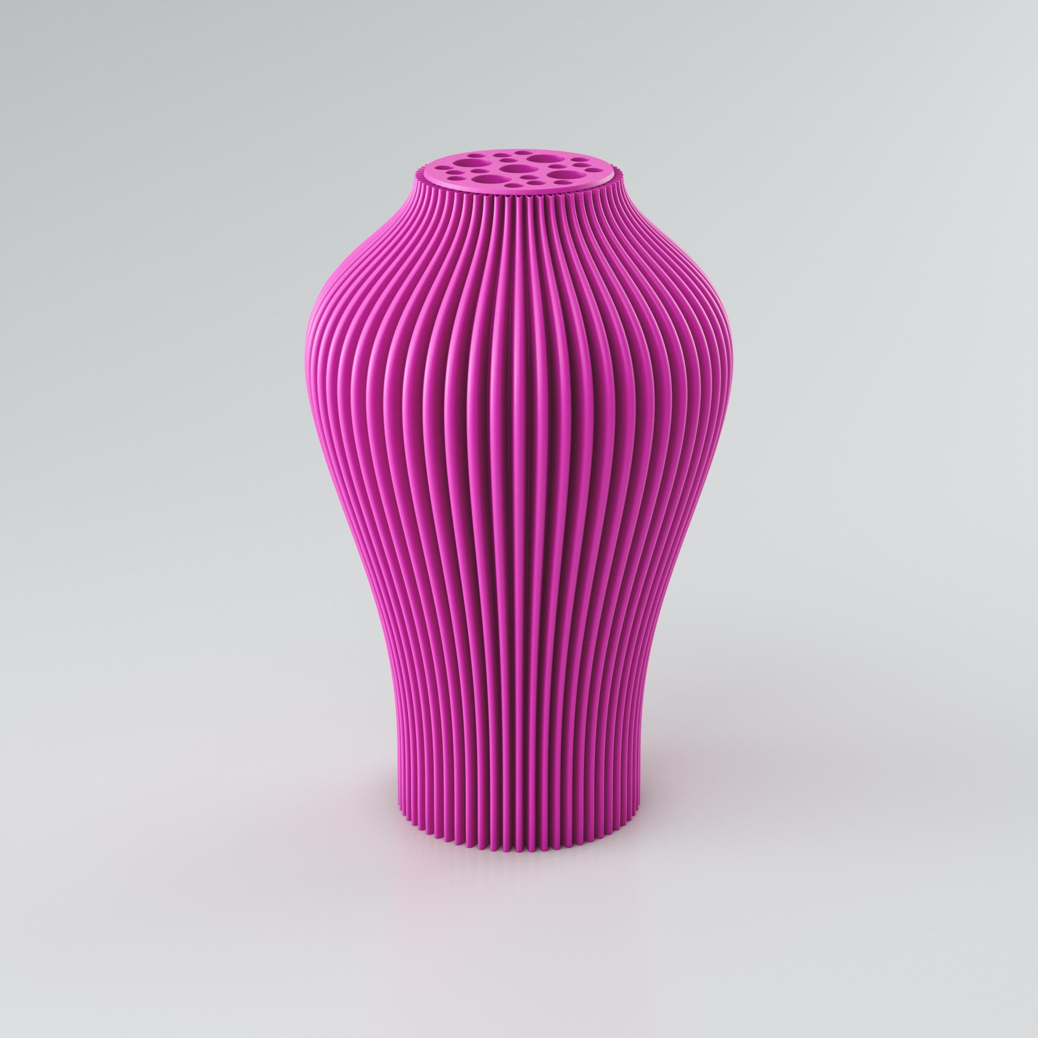 Nahaufnahme einer beigen Designvase "Voravellie 40" von Blooming3D. Die modulare, skulpturale Vase zeigt eine präzise Rippstruktur, die spiralförmig verläuft und ein lebendiges Licht- und Schattenspiel erzeugt. Im oberen Bereich befindet sich ein runder Einsatz mit verschieden großen, runden Öffnungen, der als Blumenretter für Trockenblumenarrangements dient. Die klaren Kanten und die moderne Formensprache vereinen Architektur und Design in einem Objekt.
