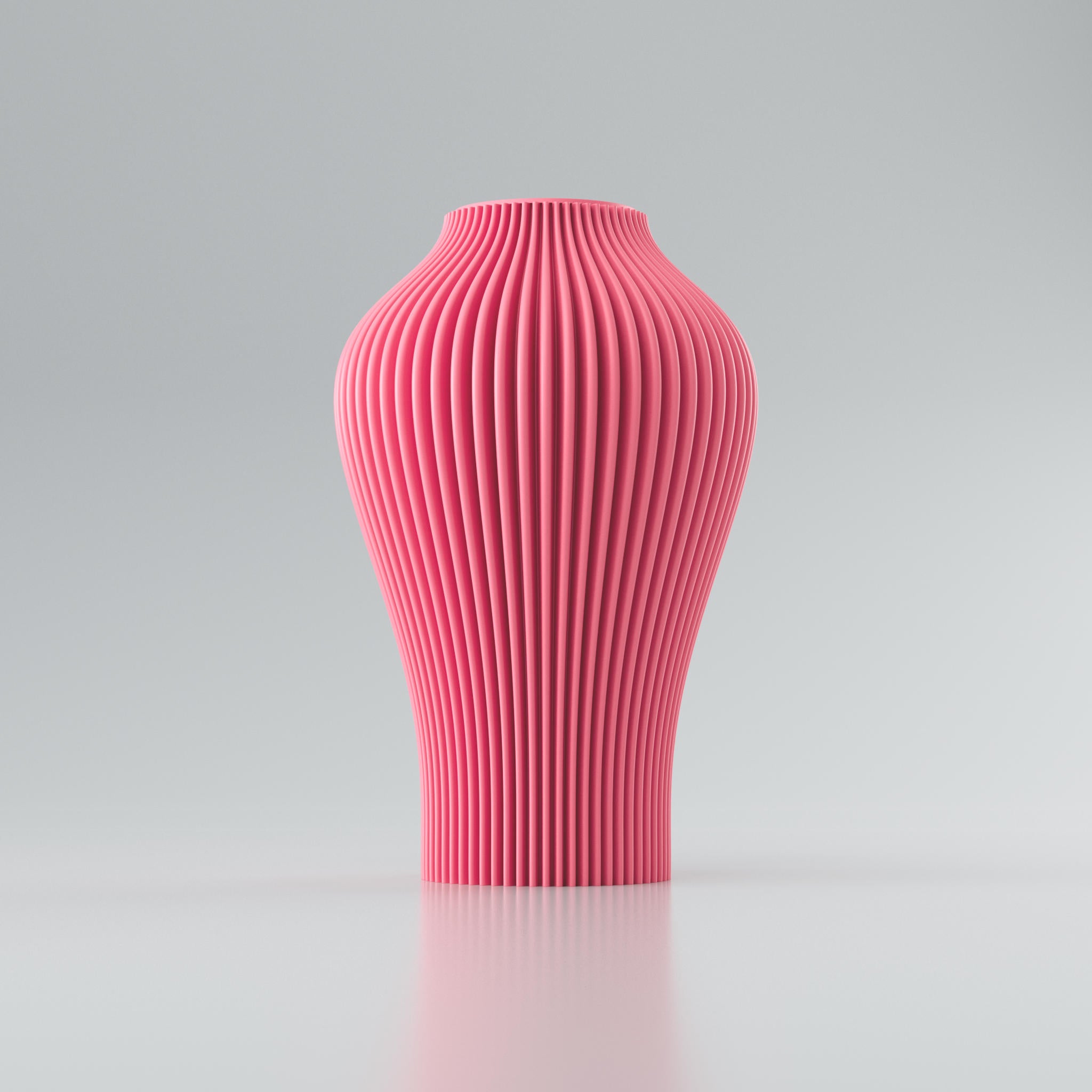 Eine pinke, gerippte Vase mit feinen Rillen und Spiegelung auf grauem, zentriertem Hintergrund.