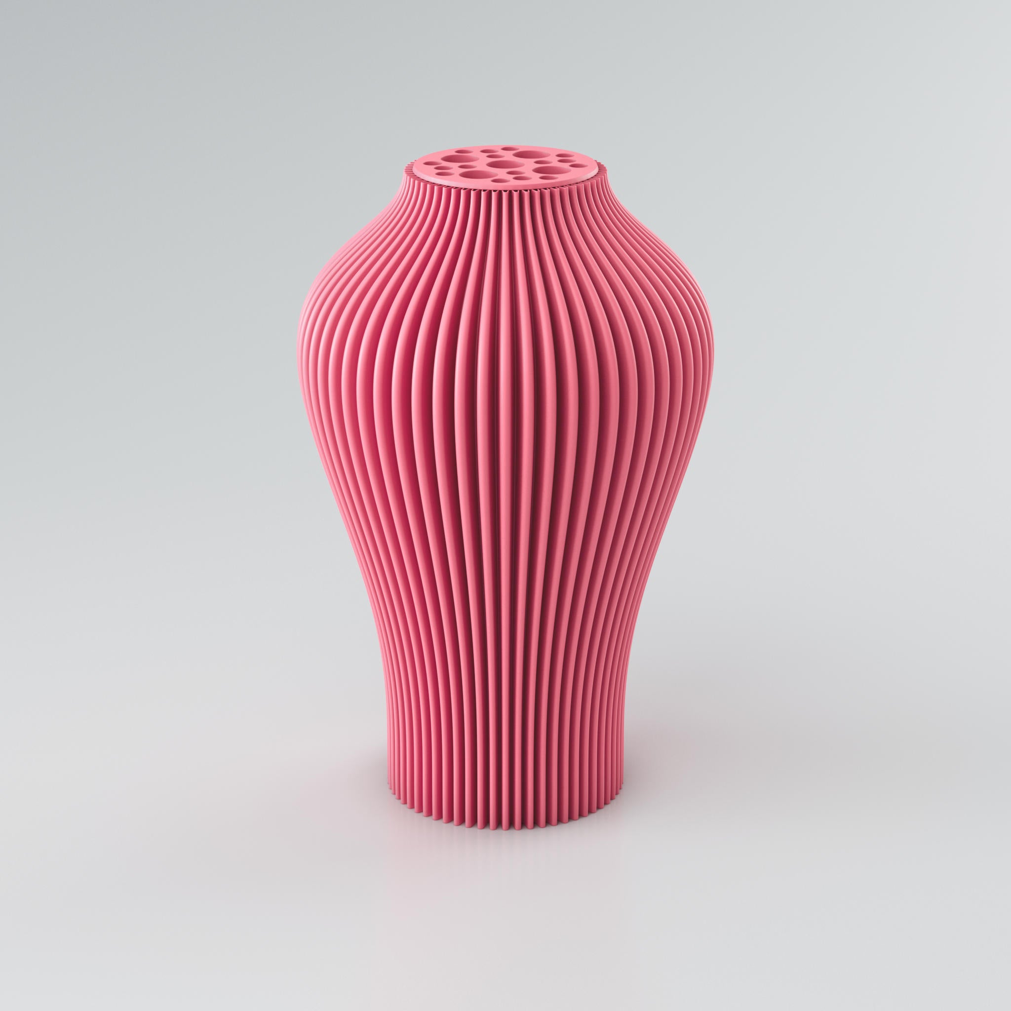 Nahaufnahme einer beigen Designvase "Voravellie 40" von Blooming3D. Die modulare, skulpturale Vase zeigt eine präzise Rippstruktur, die spiralförmig verläuft und ein lebendiges Licht- und Schattenspiel erzeugt. Im oberen Bereich befindet sich ein runder Einsatz mit verschieden großen, runden Öffnungen, der als Blumenretter für Trockenblumenarrangements dient. Die klaren Kanten und die moderne Formensprache vereinen Architektur und Design in einem Objekt.