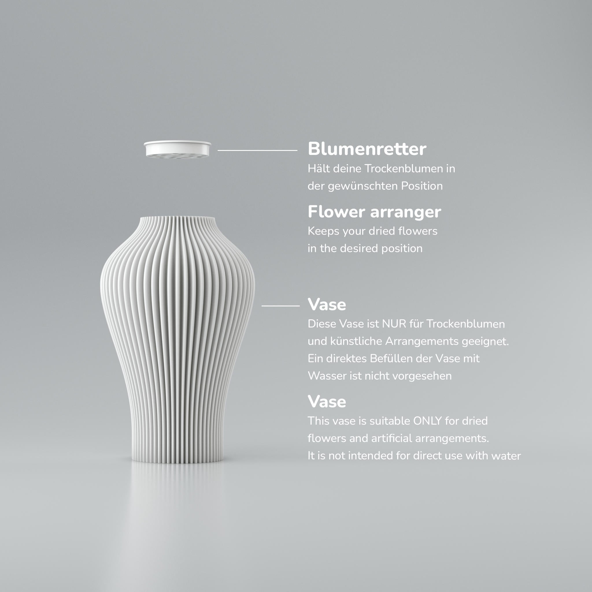 Gerippte Vase mit Beschriftung „Vase“ und „Diese Vase ist nur für Trockenblumen“ vor hellem Hintergrund.