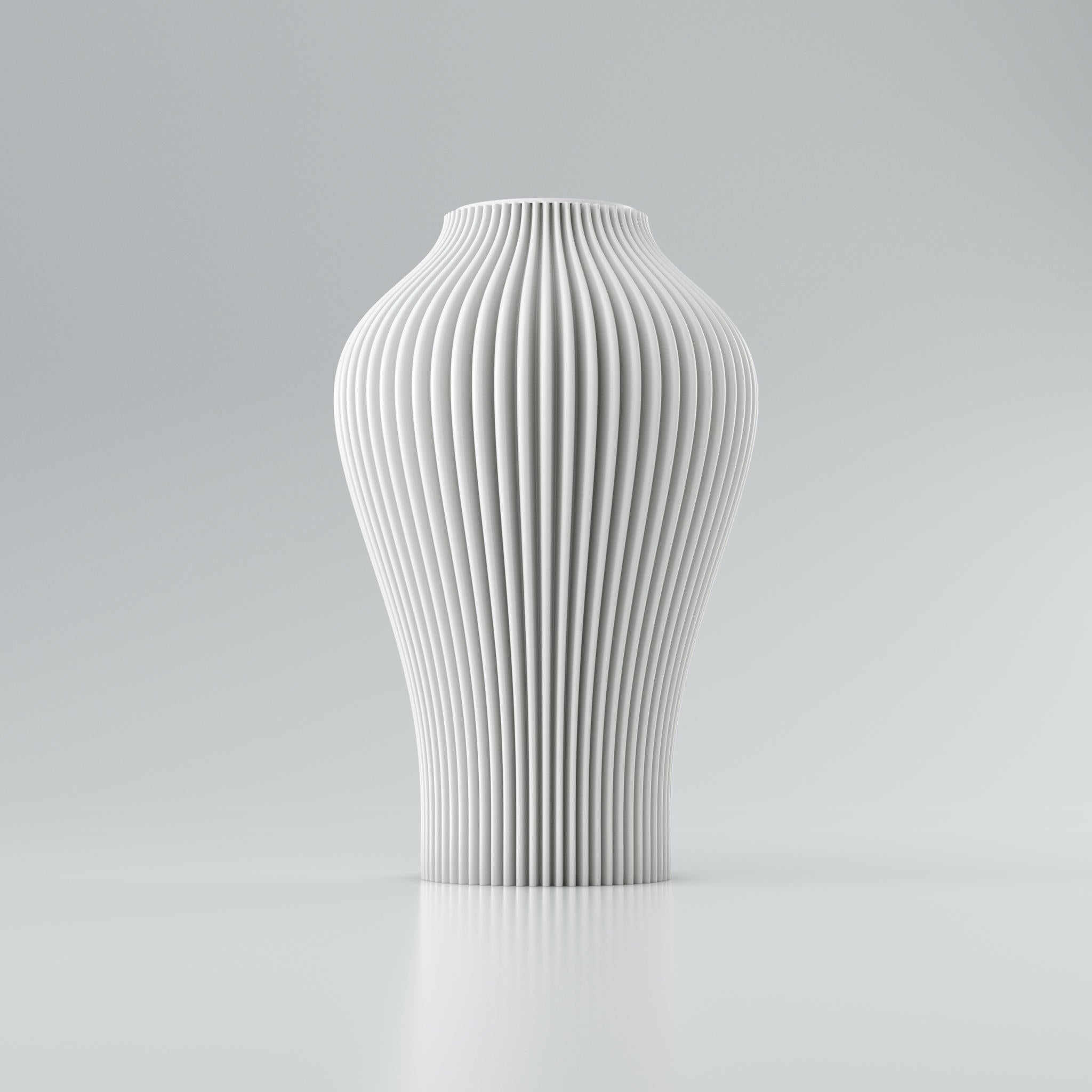 Weiße Vase mit vertikalen Rillen und geradem Rand, mittig auf hellem grauem Hintergrund fotografiert.