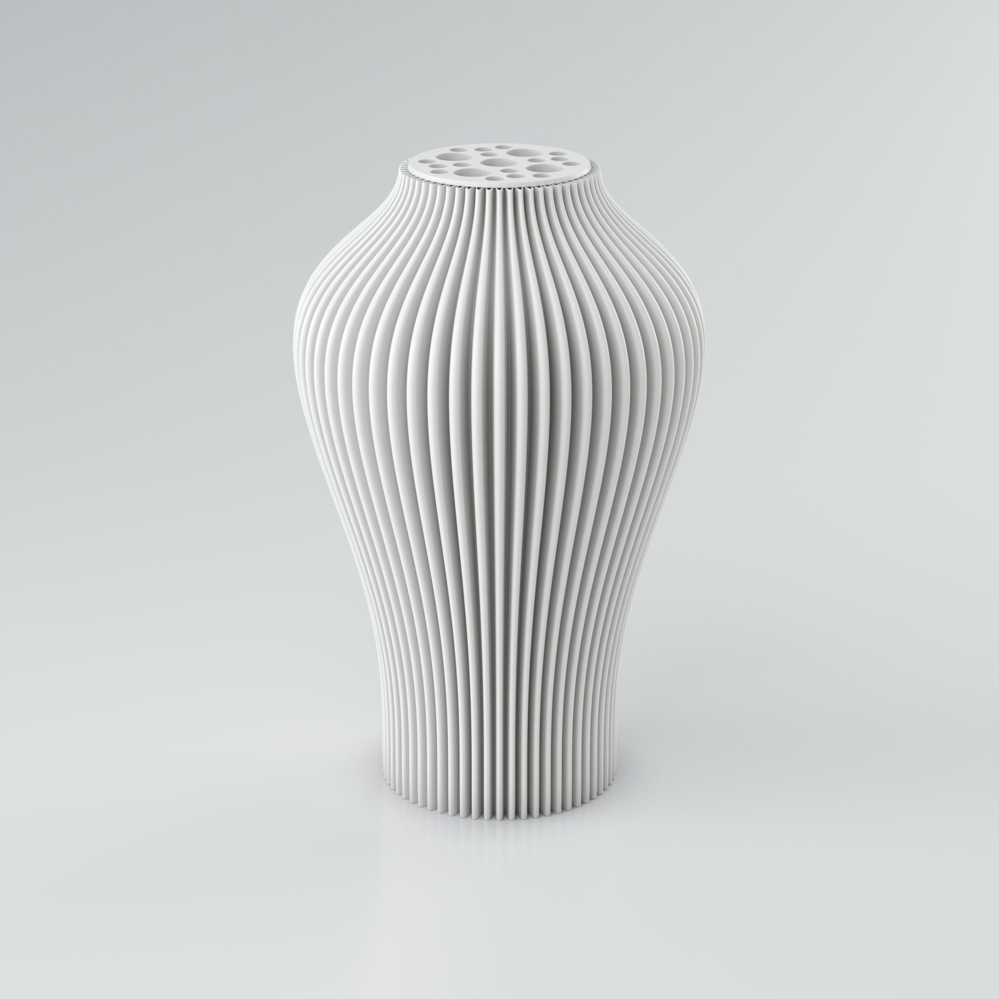 Nahaufnahme einer beigen Designvase "Voravellie 40" von Blooming3D. Die modulare, skulpturale Vase zeigt eine präzise Rippstruktur, die spiralförmig verläuft und ein lebendiges Licht- und Schattenspiel erzeugt. Im oberen Bereich befindet sich ein runder Einsatz mit verschieden großen, runden Öffnungen, der als Blumenretter für Trockenblumenarrangements dient. Die klaren Kanten und die moderne Formensprache vereinen Architektur und Design in einem Objekt.