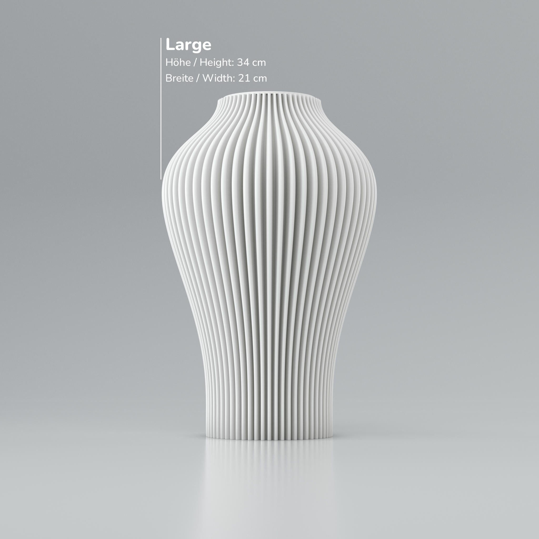 Geripptes weißes Gefäß mit Maßangaben „Höhe 34 cm, Breite 21 cm“ auf grauem Hintergrund.