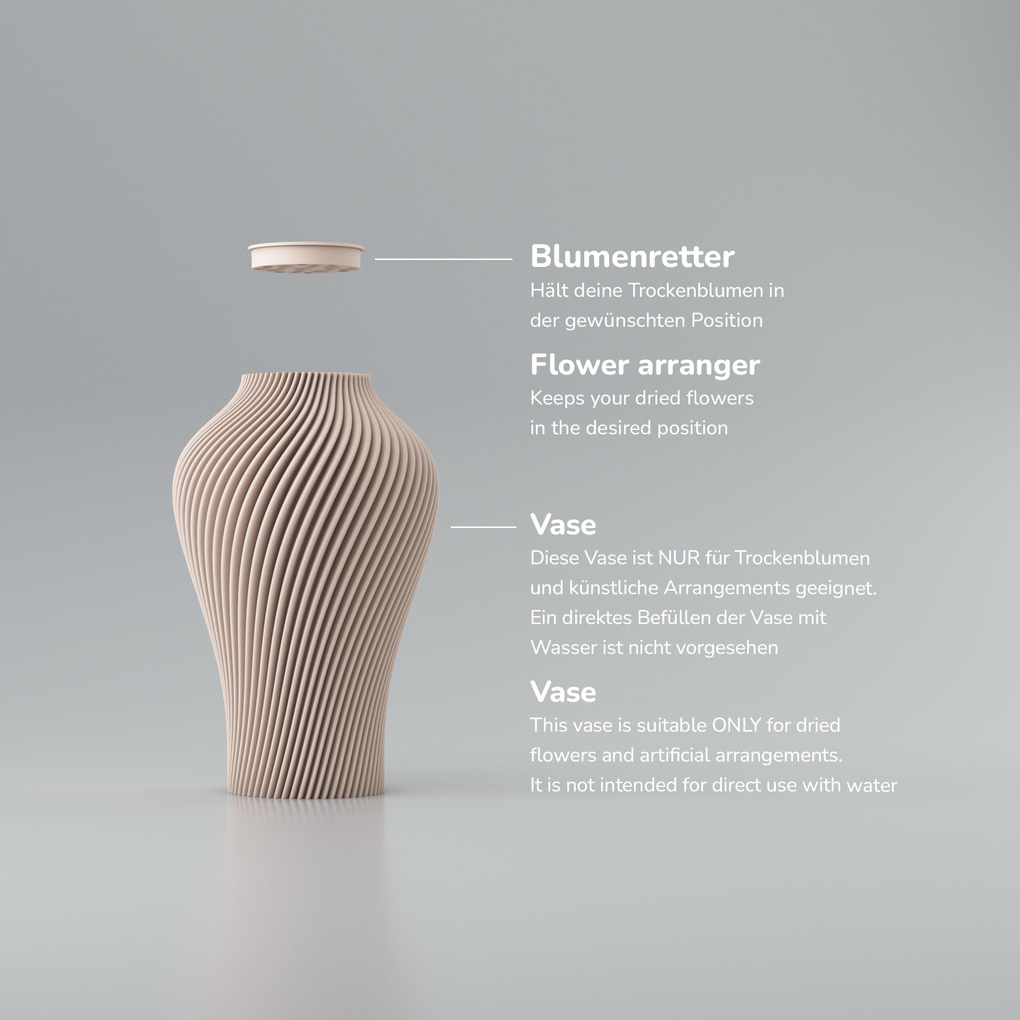 Eine moderne Designvase "Voravellie 40" von Blooming3D in einem hellen, neutralen Farbton. Die Vase zeichnet sich durch eine skulpturale Form und eine präzise ausgearbeitete Rippstruktur aus, die sich spiralförmig um den Körper windet. Diese Struktur erzeugt ein faszinierendes Licht- und Schattenspiel. Die Vase hat eine schlanke Basis, die sich nach oben hin verbreitert und dann zum Hals hin wieder verjüngt. Sie steht auf einer glatten, hellen Oberfläche, die ihr Spiegelbild leicht wiedergibt. Im...