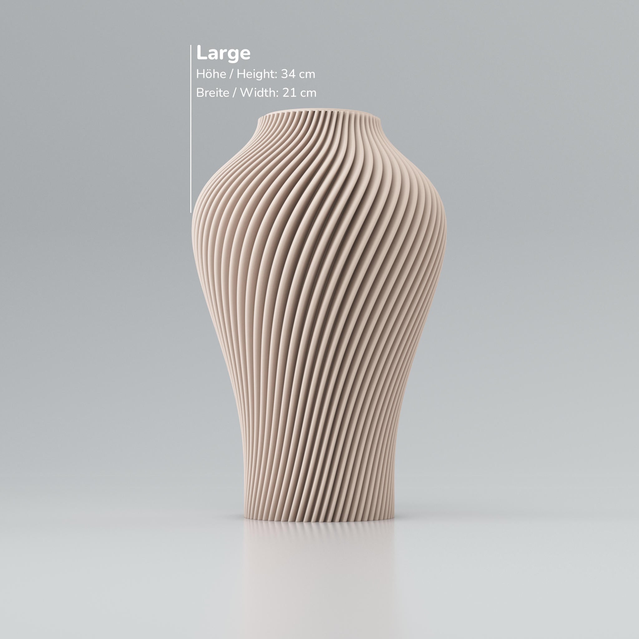 Eine moderne Designvase "Voravellie 40" von Blooming3D in einem hellen, neutralen Farbton. Die Vase zeichnet sich durch eine skulpturale Form und eine präzise ausgearbeitete Rippstruktur aus, die sich spiralförmig um den Körper windet. Diese Struktur erzeugt ein faszinierendes Licht- und Schattenspiel. Die Vase hat eine schlanke Basis, die sich nach oben hin verbreitert und dann zum Hals hin wieder verjüngt. Sie steht auf einer glatten, hellen Oberfläche, die ihr Spiegelbild leicht wiedergibt. Im...