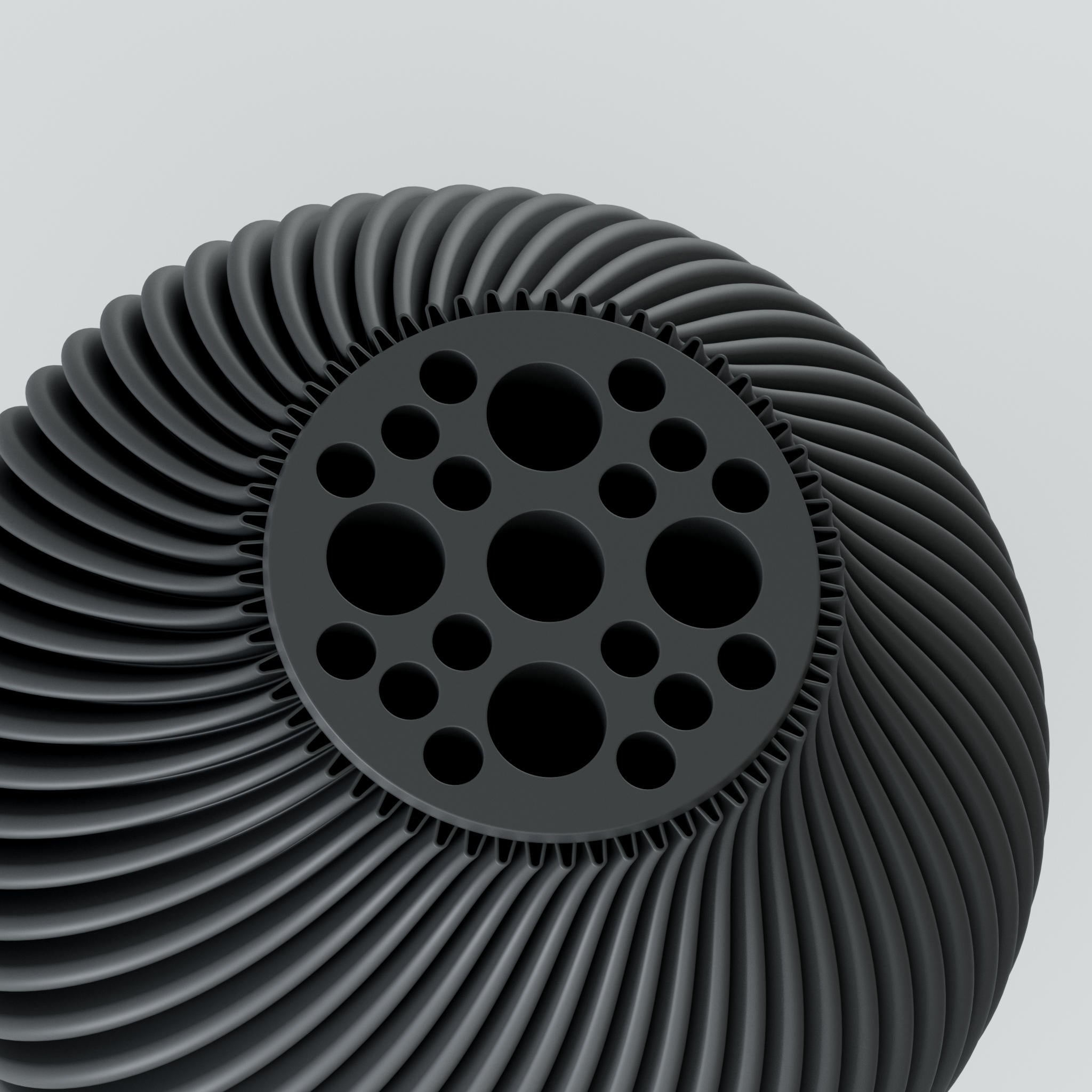 Eine moderne Designvase "Voravellie 40" von Blooming3D in einem hellen, neutralen Farbton. Die Vase zeichnet sich durch eine skulpturale Form und eine präzise ausgearbeitete Rippstruktur aus, die sich spiralförmig um den Körper windet. Diese Struktur erzeugt ein faszinierendes Licht- und Schattenspiel. Die Vase hat eine schlanke Basis, die sich nach oben hin verbreitert und dann zum Hals hin wieder verjüngt. Sie steht auf einer glatten, hellen Oberfläche, die ihr Spiegelbild leicht wiedergibt. Im...
