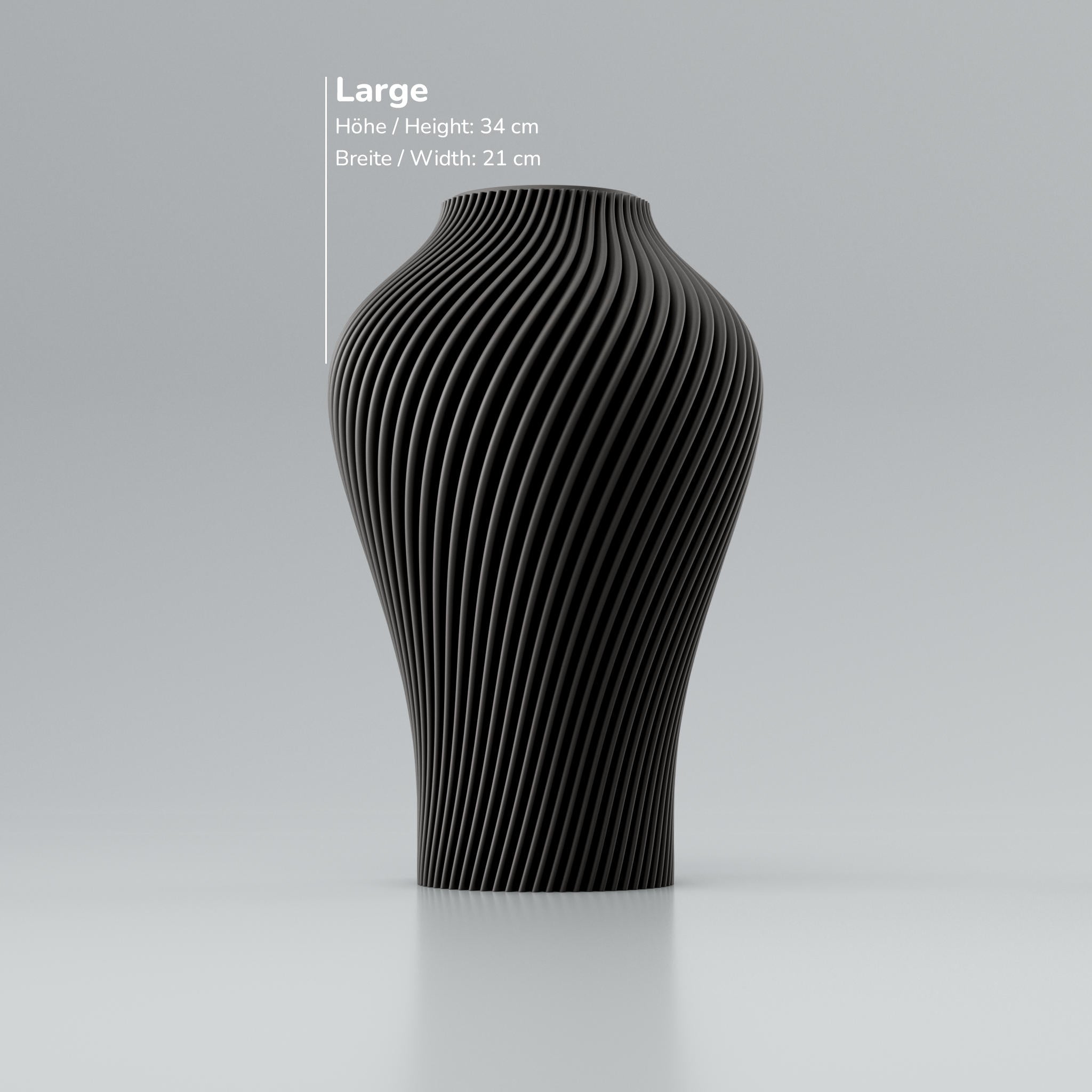 Eine moderne Designvase "Voravellie 40" von Blooming3D in einem hellen, neutralen Farbton. Die Vase zeichnet sich durch eine skulpturale Form und eine präzise ausgearbeitete Rippstruktur aus, die sich spiralförmig um den Körper windet. Diese Struktur erzeugt ein faszinierendes Licht- und Schattenspiel. Die Vase hat eine schlanke Basis, die sich nach oben hin verbreitert und dann zum Hals hin wieder verjüngt. Sie steht auf einer glatten, hellen Oberfläche, die ihr Spiegelbild leicht wiedergibt. Im...