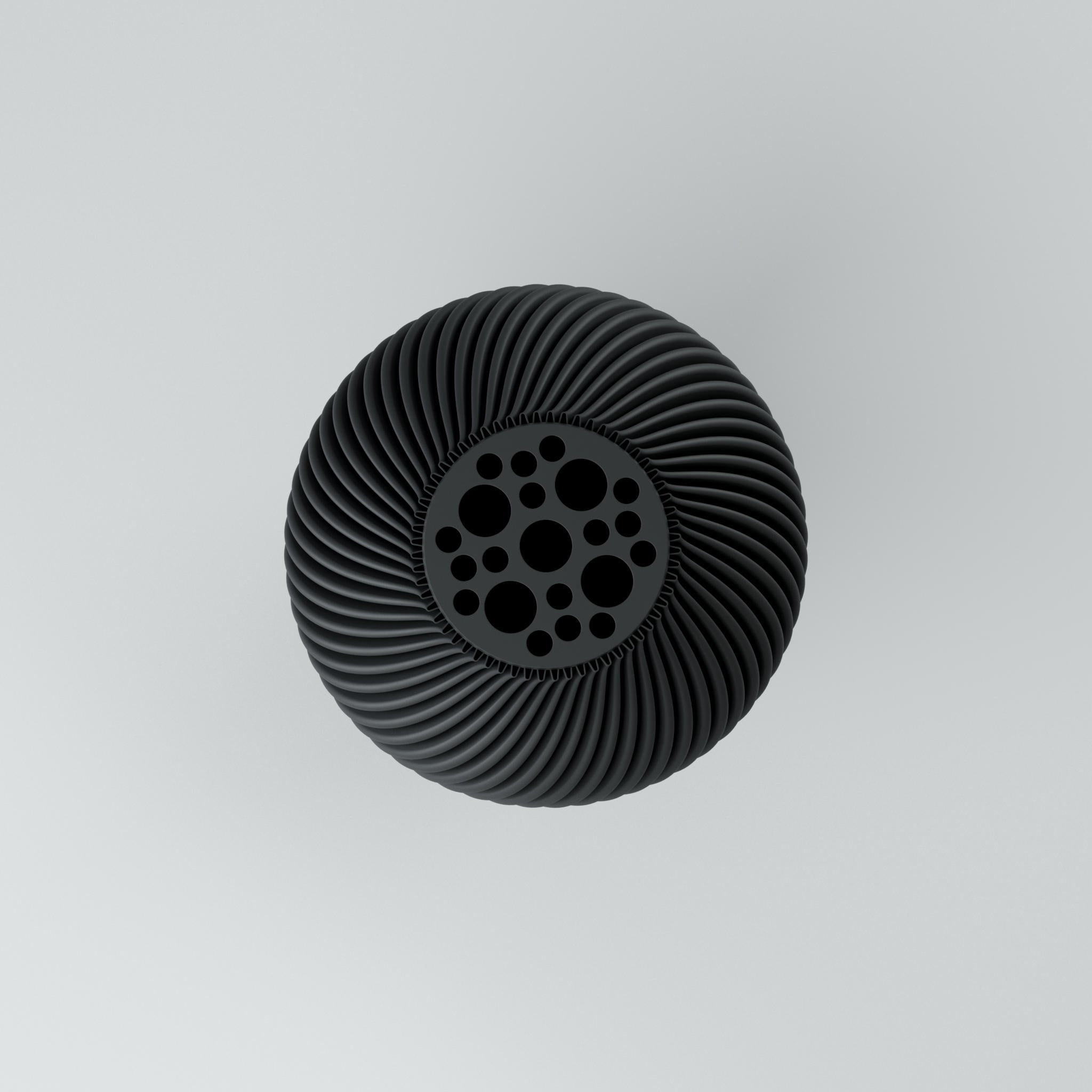 Eine moderne Designvase "Voravellie 40" von Blooming3D in einem hellen, neutralen Farbton. Die Vase zeichnet sich durch eine skulpturale Form und eine präzise ausgearbeitete Rippstruktur aus, die sich spiralförmig um den Körper windet. Diese Struktur erzeugt ein faszinierendes Licht- und Schattenspiel. Die Vase hat eine schlanke Basis, die sich nach oben hin verbreitert und dann zum Hals hin wieder verjüngt. Sie steht auf einer glatten, hellen Oberfläche, die ihr Spiegelbild leicht wiedergibt. Im...