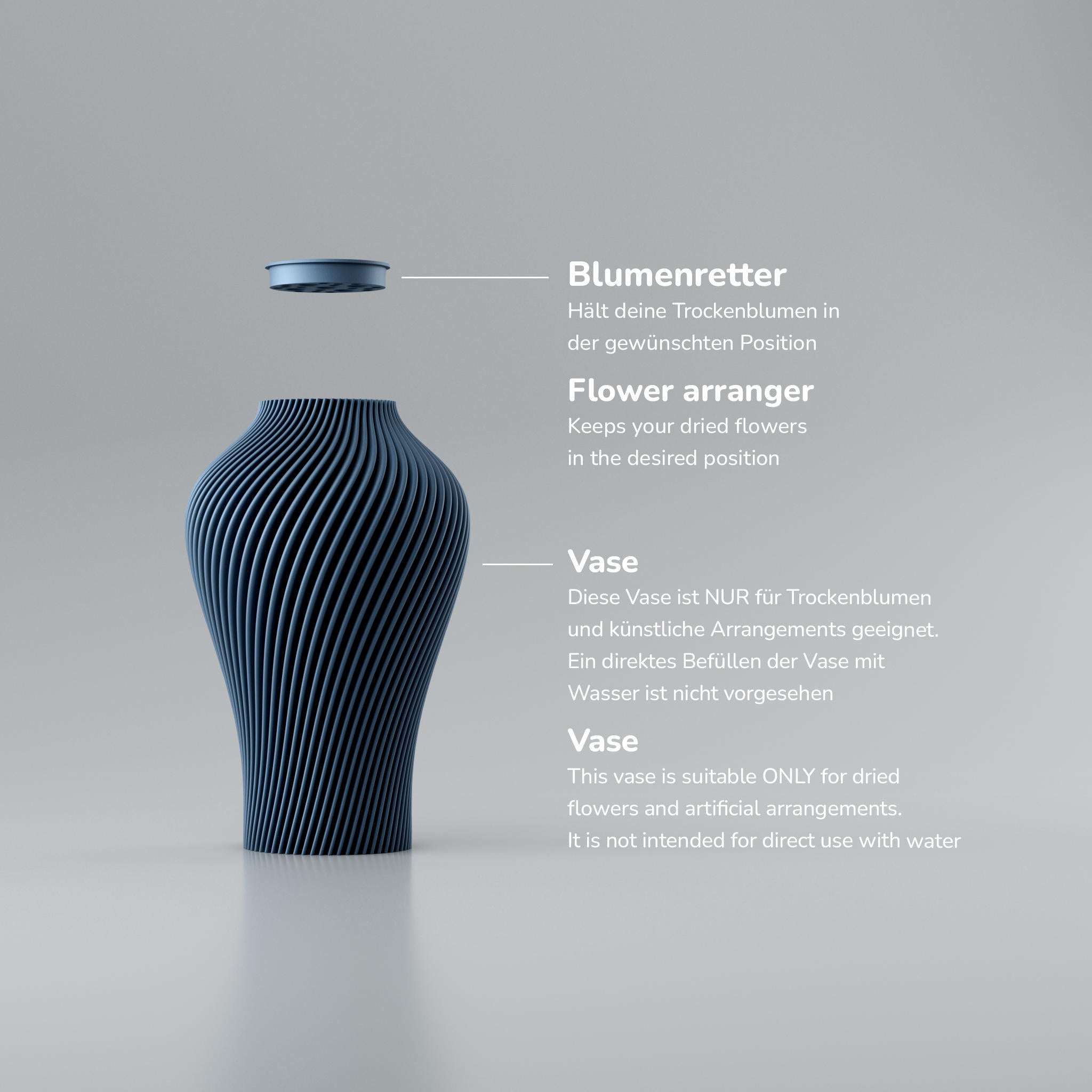 Eine moderne Designvase "Voravellie 40" von Blooming3D in einem hellen, neutralen Farbton. Die Vase zeichnet sich durch eine skulpturale Form und eine präzise ausgearbeitete Rippstruktur aus, die sich spiralförmig um den Körper windet. Diese Struktur erzeugt ein faszinierendes Licht- und Schattenspiel. Die Vase hat eine schlanke Basis, die sich nach oben hin verbreitert und dann zum Hals hin wieder verjüngt. Sie steht auf einer glatten, hellen Oberfläche, die ihr Spiegelbild leicht wiedergibt. Im...