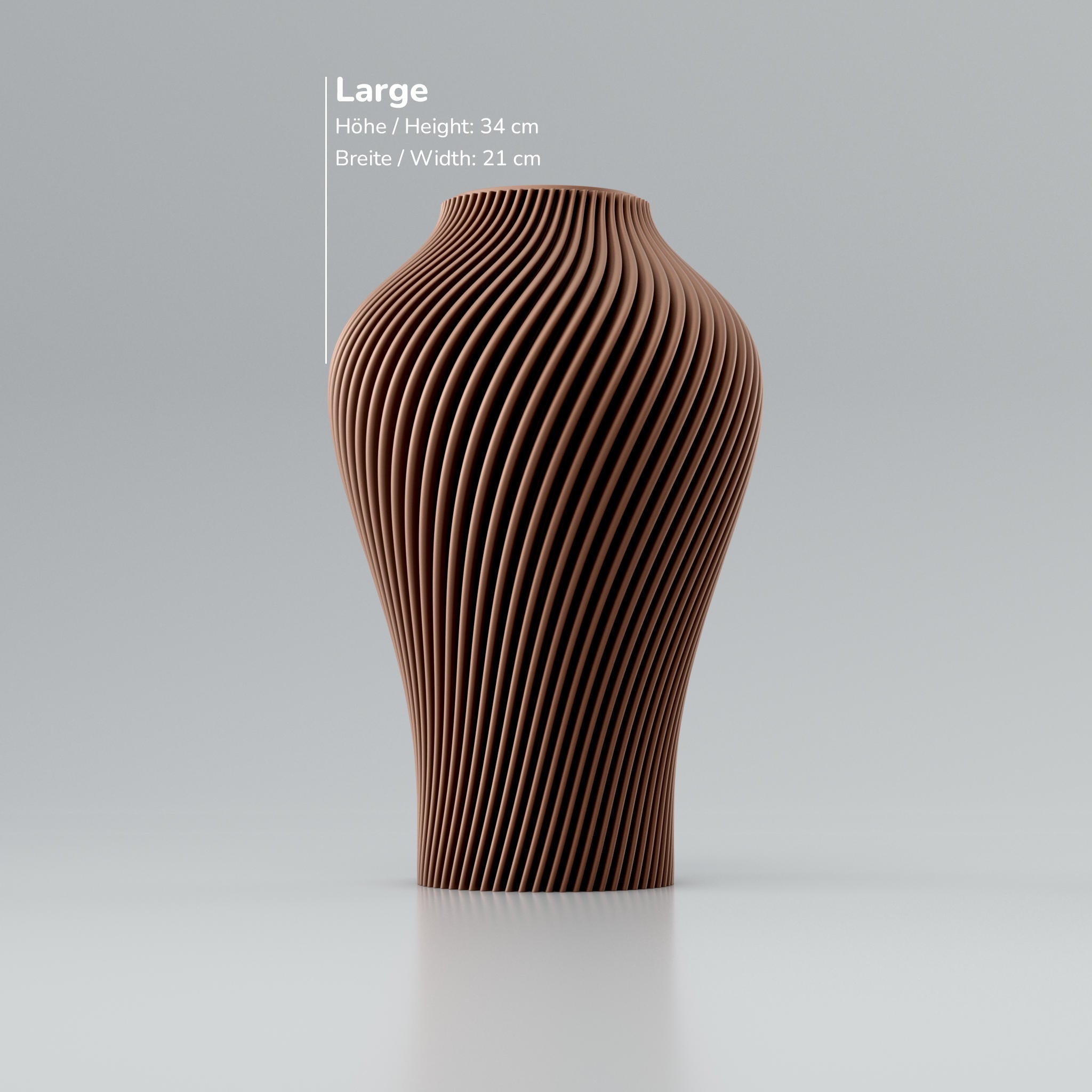 Eine moderne Designvase "Voravellie 40" von Blooming3D in einem hellen, neutralen Farbton. Die Vase zeichnet sich durch eine skulpturale Form und eine präzise ausgearbeitete Rippstruktur aus, die sich spiralförmig um den Körper windet. Diese Struktur erzeugt ein faszinierendes Licht- und Schattenspiel. Die Vase hat eine schlanke Basis, die sich nach oben hin verbreitert und dann zum Hals hin wieder verjüngt. Sie steht auf einer glatten, hellen Oberfläche, die ihr Spiegelbild leicht wiedergibt. Im...