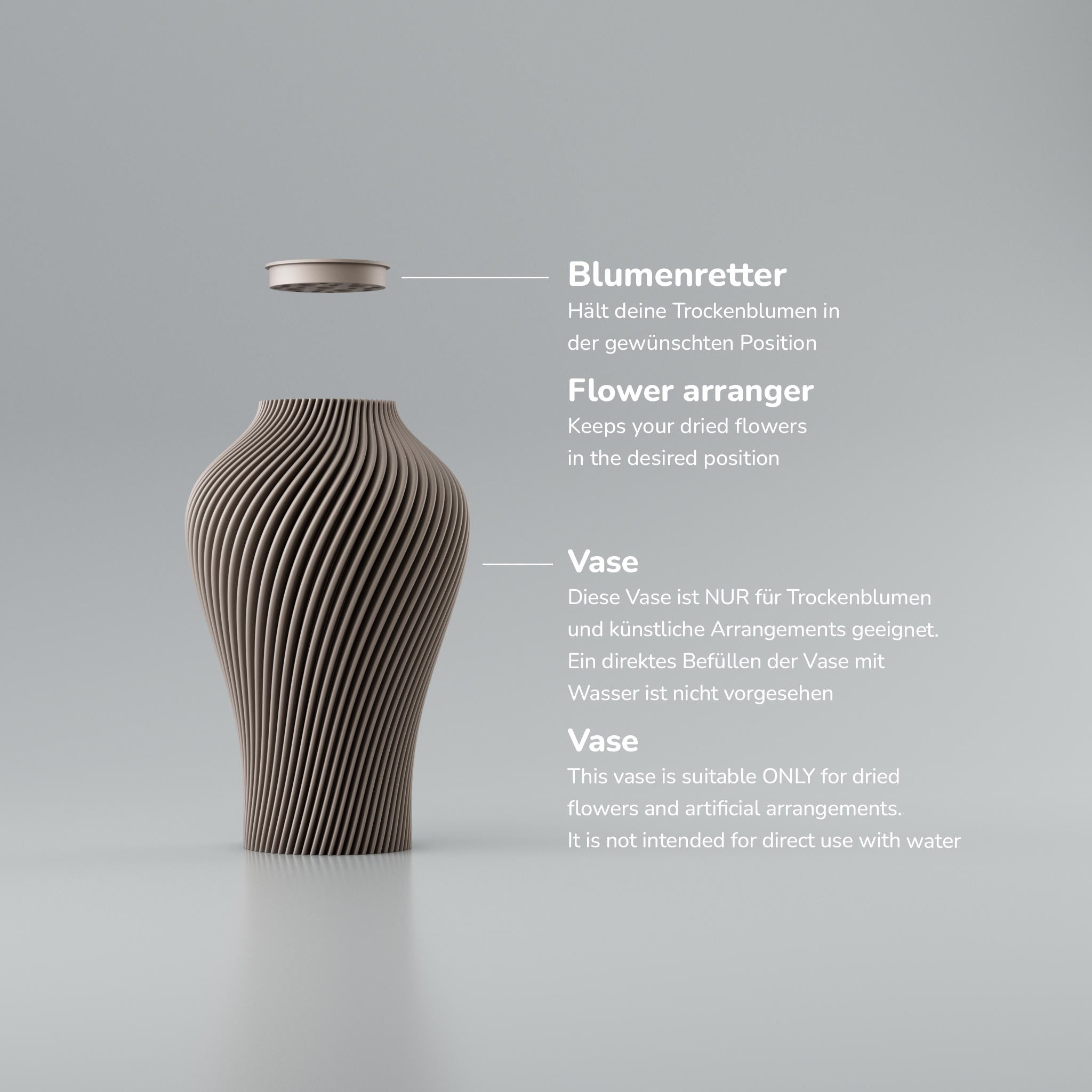 Eine moderne Designvase "Voravellie 40" von Blooming3D in einem hellen, neutralen Farbton. Die Vase zeichnet sich durch eine skulpturale Form und eine präzise ausgearbeitete Rippstruktur aus, die sich spiralförmig um den Körper windet. Diese Struktur erzeugt ein faszinierendes Licht- und Schattenspiel. Die Vase hat eine schlanke Basis, die sich nach oben hin verbreitert und dann zum Hals hin wieder verjüngt. Sie steht auf einer glatten, hellen Oberfläche, die ihr Spiegelbild leicht wiedergibt. Im...