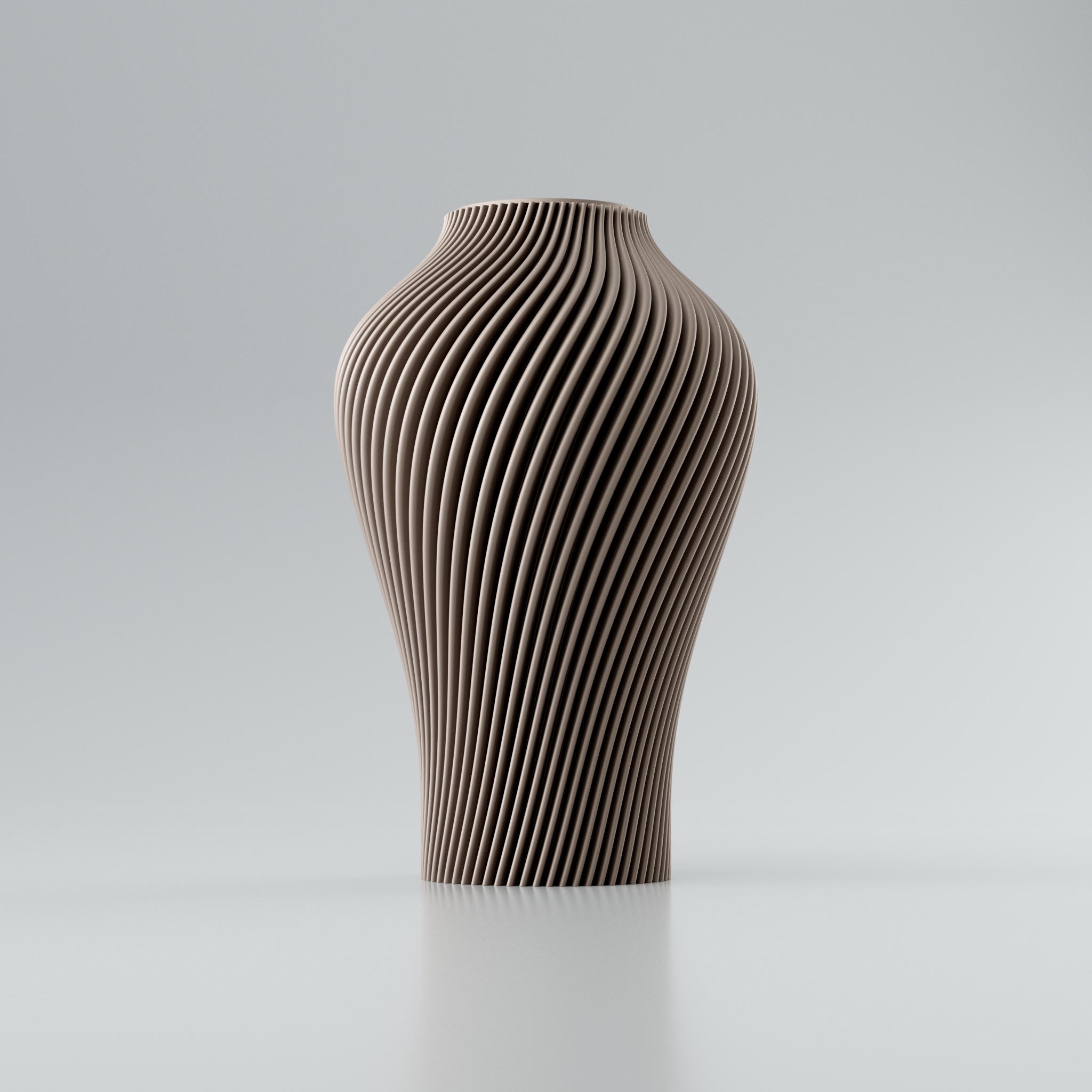 Eine moderne Designvase "Voravellie 40" von Blooming3D in einem hellen, neutralen Farbton. Die Vase zeichnet sich durch eine skulpturale Form und eine präzise ausgearbeitete Rippstruktur aus, die sich spiralförmig um den Körper windet. Diese Struktur erzeugt ein faszinierendes Licht- und Schattenspiel. Die Vase hat eine schlanke Basis, die sich nach oben hin verbreitert und dann zum Hals hin wieder verjüngt. Sie steht auf einer glatten, hellen Oberfläche, die ihr Spiegelbild leicht wiedergibt. Im...