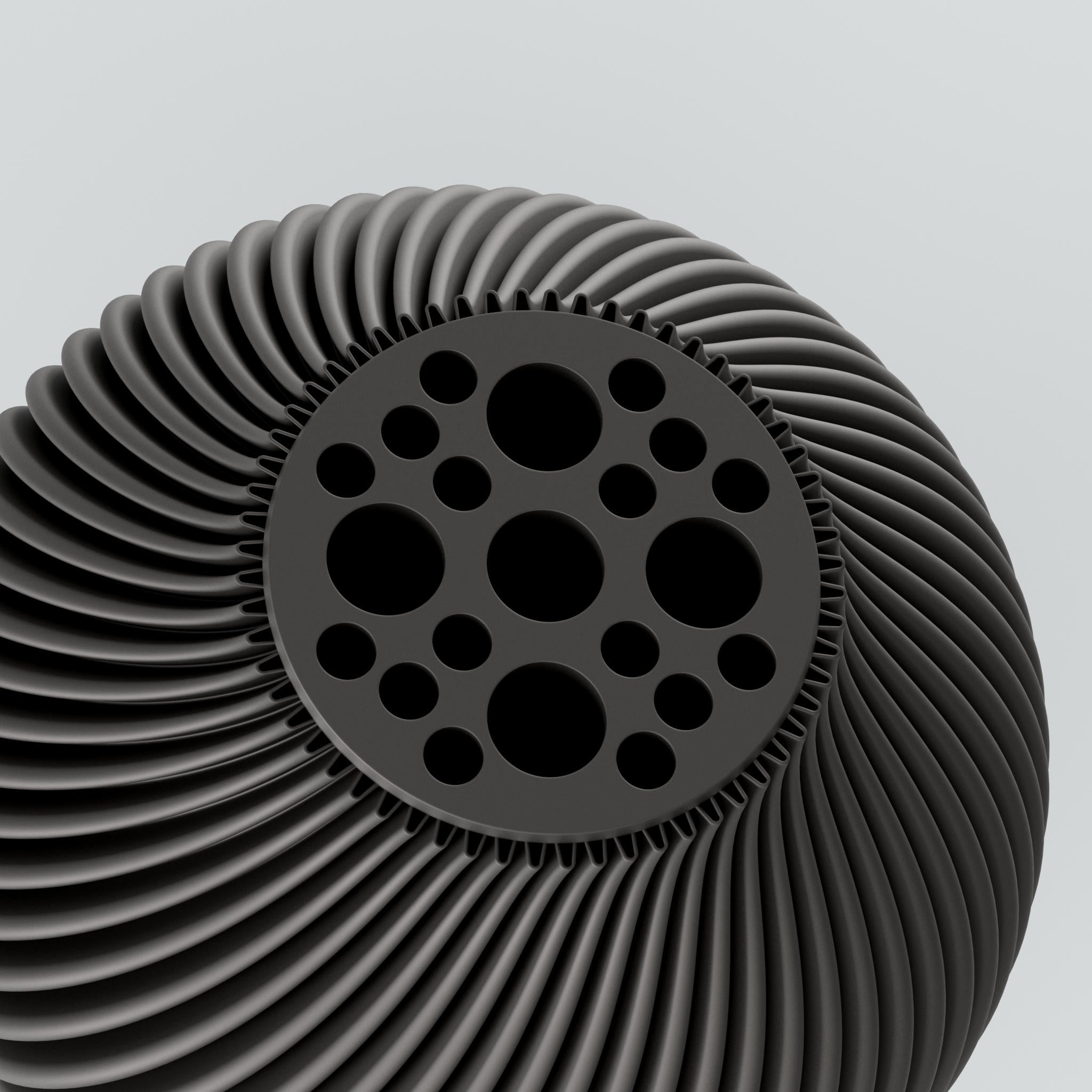 Eine moderne Designvase "Voravellie 40" von Blooming3D in einem hellen, neutralen Farbton. Die Vase zeichnet sich durch eine skulpturale Form und eine präzise ausgearbeitete Rippstruktur aus, die sich spiralförmig um den Körper windet. Diese Struktur erzeugt ein faszinierendes Licht- und Schattenspiel. Die Vase hat eine schlanke Basis, die sich nach oben hin verbreitert und dann zum Hals hin wieder verjüngt. Sie steht auf einer glatten, hellen Oberfläche, die ihr Spiegelbild leicht wiedergibt. Im...