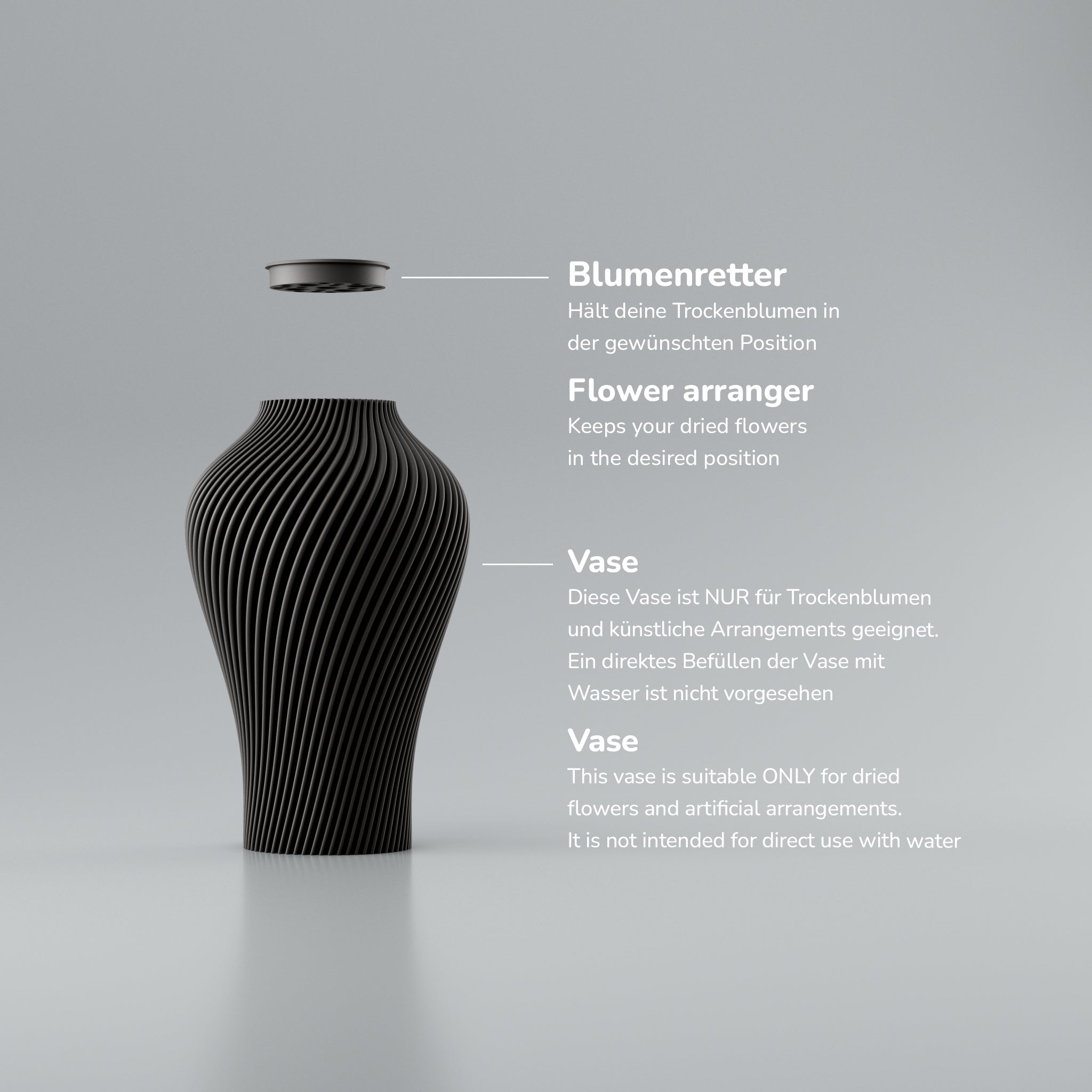 Eine moderne Designvase "Voravellie 40" von Blooming3D in einem hellen, neutralen Farbton. Die Vase zeichnet sich durch eine skulpturale Form und eine präzise ausgearbeitete Rippstruktur aus, die sich spiralförmig um den Körper windet. Diese Struktur erzeugt ein faszinierendes Licht- und Schattenspiel. Die Vase hat eine schlanke Basis, die sich nach oben hin verbreitert und dann zum Hals hin wieder verjüngt. Sie steht auf einer glatten, hellen Oberfläche, die ihr Spiegelbild leicht wiedergibt. Im...