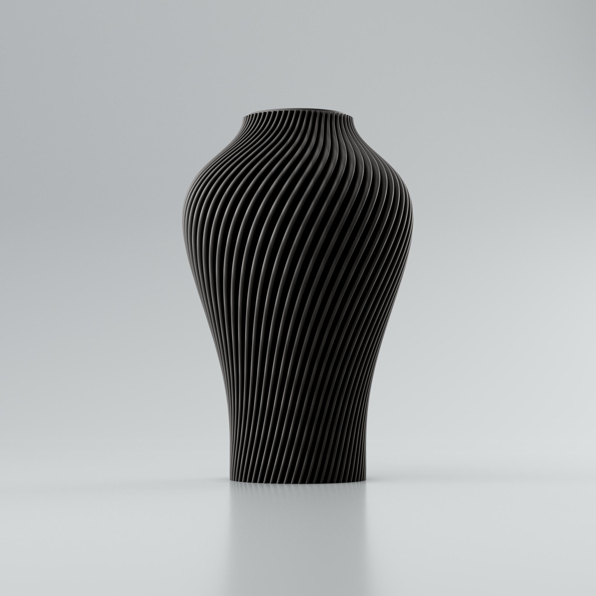 Eine moderne Designvase "Voravellie 40" von Blooming3D in einem hellen, neutralen Farbton. Die Vase zeichnet sich durch eine skulpturale Form und eine präzise ausgearbeitete Rippstruktur aus, die sich spiralförmig um den Körper windet. Diese Struktur erzeugt ein faszinierendes Licht- und Schattenspiel. Die Vase hat eine schlanke Basis, die sich nach oben hin verbreitert und dann zum Hals hin wieder verjüngt. Sie steht auf einer glatten, hellen Oberfläche, die ihr Spiegelbild leicht wiedergibt. Im...