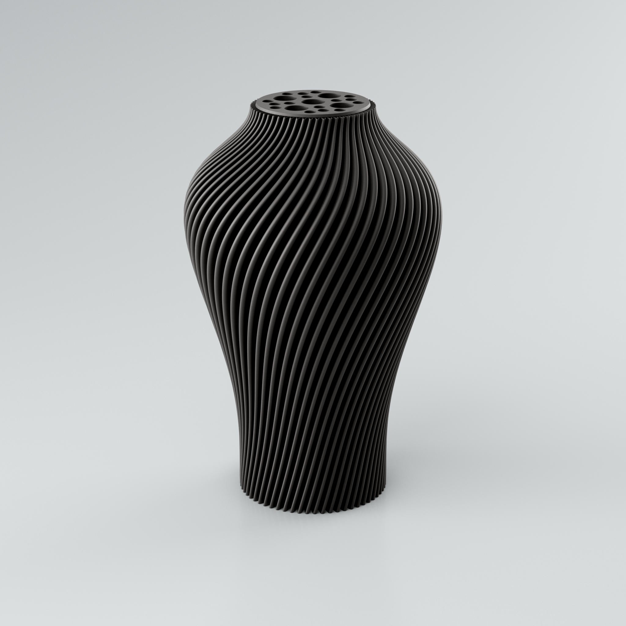 Eine hohe, skulpturale Vase in einem gedämpften Taupe-Ton steht auf einem hellgrauen Hintergrund. Die Vase hat eine ausgeprägte, spiralförmige Rippenstruktur, die sich von der Basis bis zum Hals windet und ein dynamisches Licht- und Schattenspiel erzeugt. Der Hals der Vase ist leicht verengt und mit einer runden Platte versehen, die mehrere unregelmäßig geformte Öffnungen aufweist, ideal für Trockenblumen. Die Oberfläche der Vase wirkt modern und konstruiert, mit klaren Kanten, die ihre architektonische...