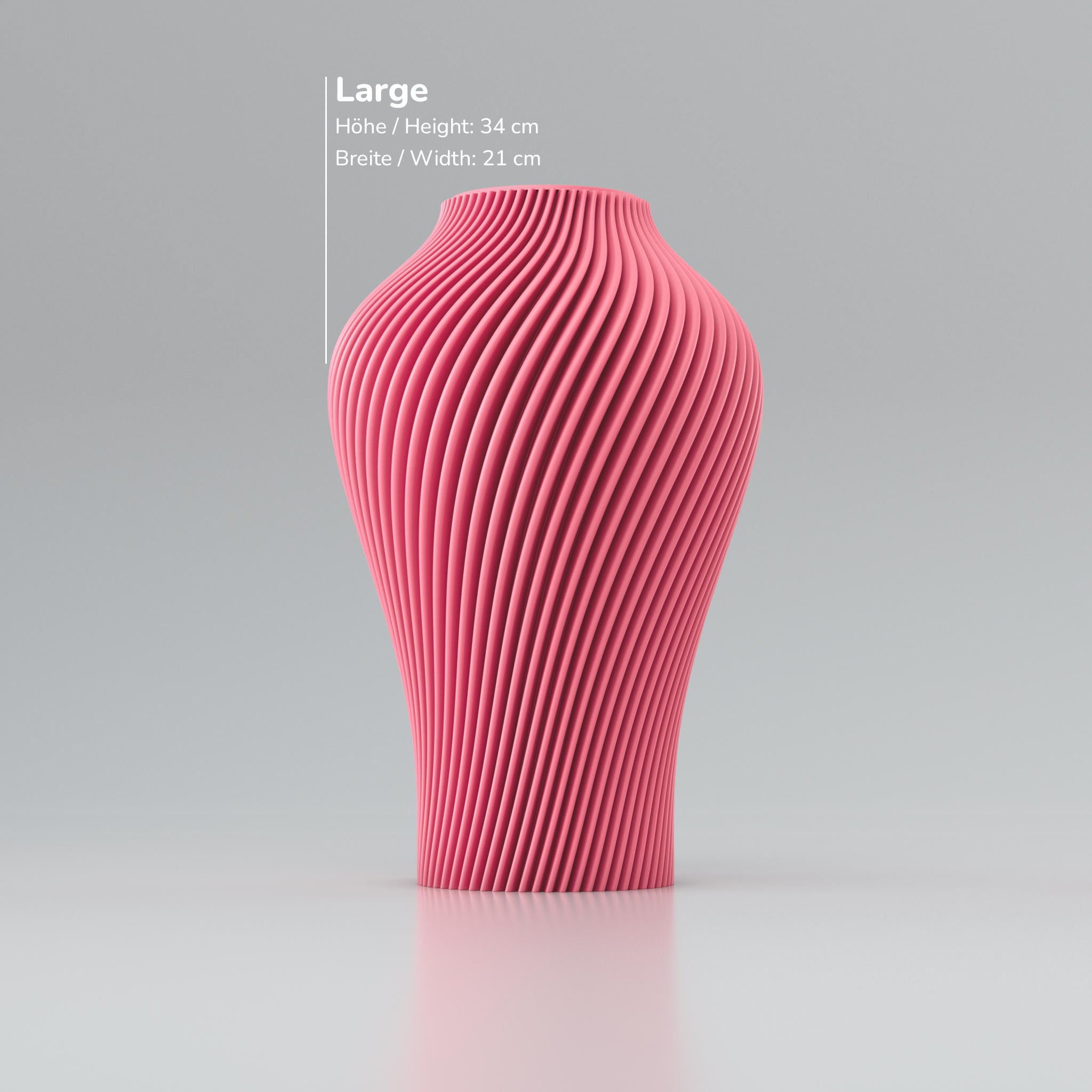 Eine moderne Designvase "Voravellie 40" von Blooming3D in einem hellen, neutralen Farbton. Die Vase zeichnet sich durch eine skulpturale Form und eine präzise ausgearbeitete Rippstruktur aus, die sich spiralförmig um den Körper windet. Diese Struktur erzeugt ein faszinierendes Licht- und Schattenspiel. Die Vase hat eine schlanke Basis, die sich nach oben hin verbreitert und dann zum Hals hin wieder verjüngt. Sie steht auf einer glatten, hellen Oberfläche, die ihr Spiegelbild leicht wiedergibt. Im...