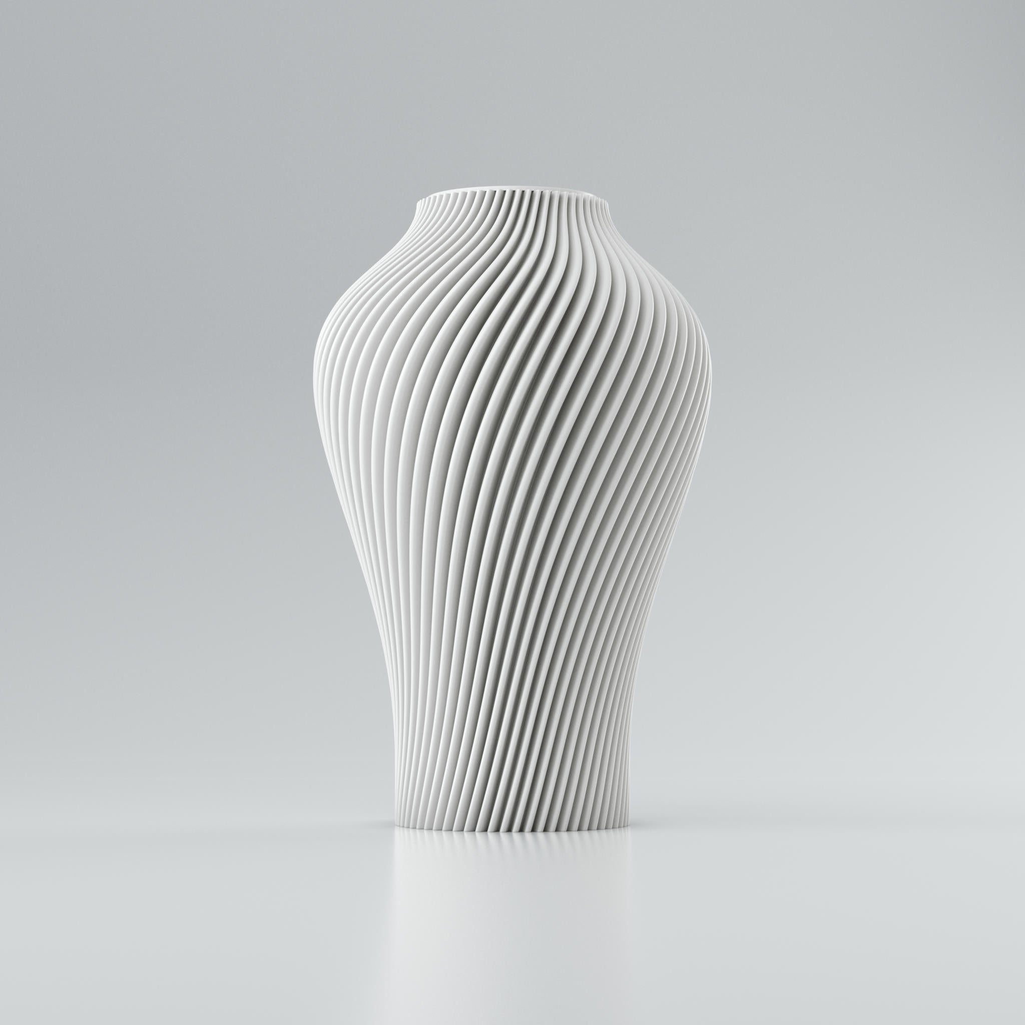 Eine moderne Designvase "Voravellie 40" von Blooming3D in einem hellen, neutralen Farbton. Die Vase zeichnet sich durch eine skulpturale Form und eine präzise ausgearbeitete Rippstruktur aus, die sich spiralförmig um den Körper windet. Diese Struktur erzeugt ein faszinierendes Licht- und Schattenspiel. Die Vase hat eine schlanke Basis, die sich nach oben hin verbreitert und dann zum Hals hin wieder verjüngt. Sie steht auf einer glatten, hellen Oberfläche, die ihr Spiegelbild leicht wiedergibt. Im...