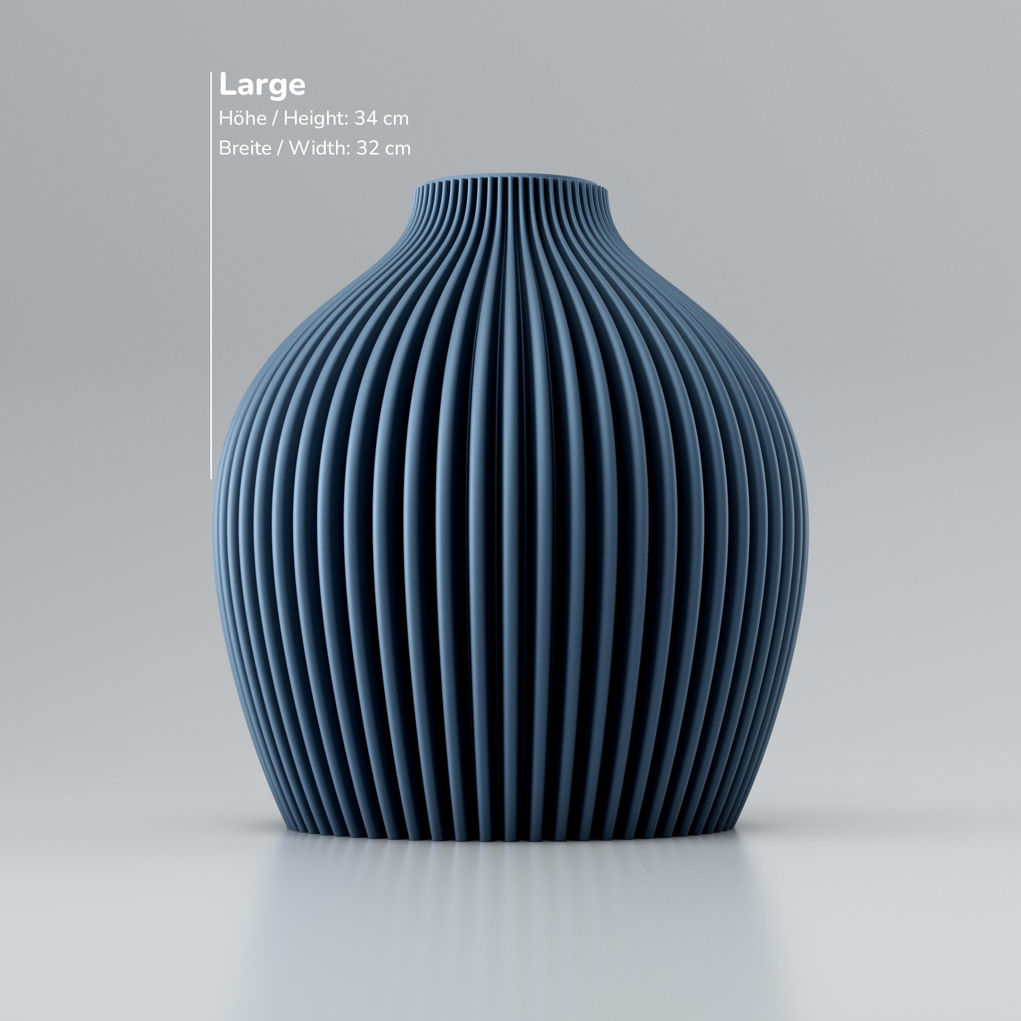 Gerippte blaue Kuppel mit Maßen: Höhe 34 cm, Breite 32 cm, im Studio auf grauem Hintergrund.