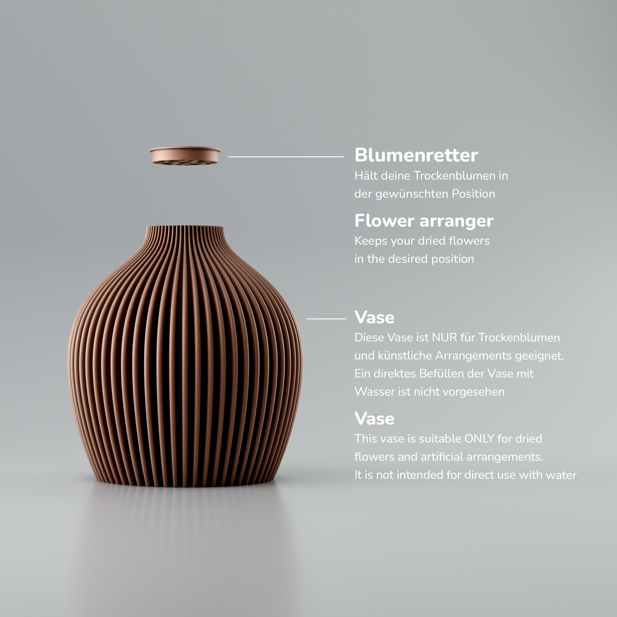 Braune gerippte Vase steht auf grauem Hintergrund; neben ihr kleiner Zylinder und Text „Blumenretter“.