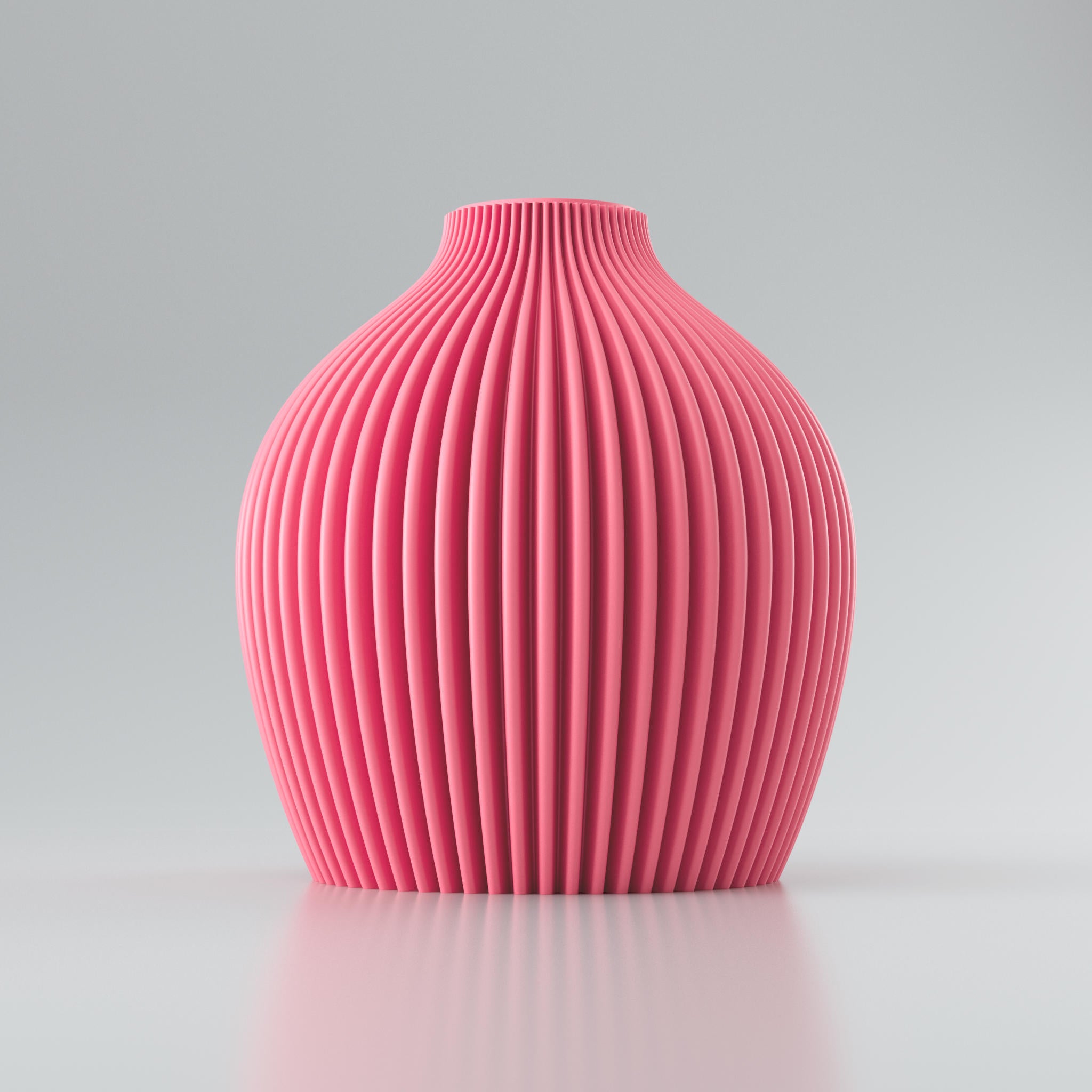 Rosa, gerippte Vasenform mit dichtem Fächerrelief und glänzend glatter Oberfläche vor grauem Hintergrund.