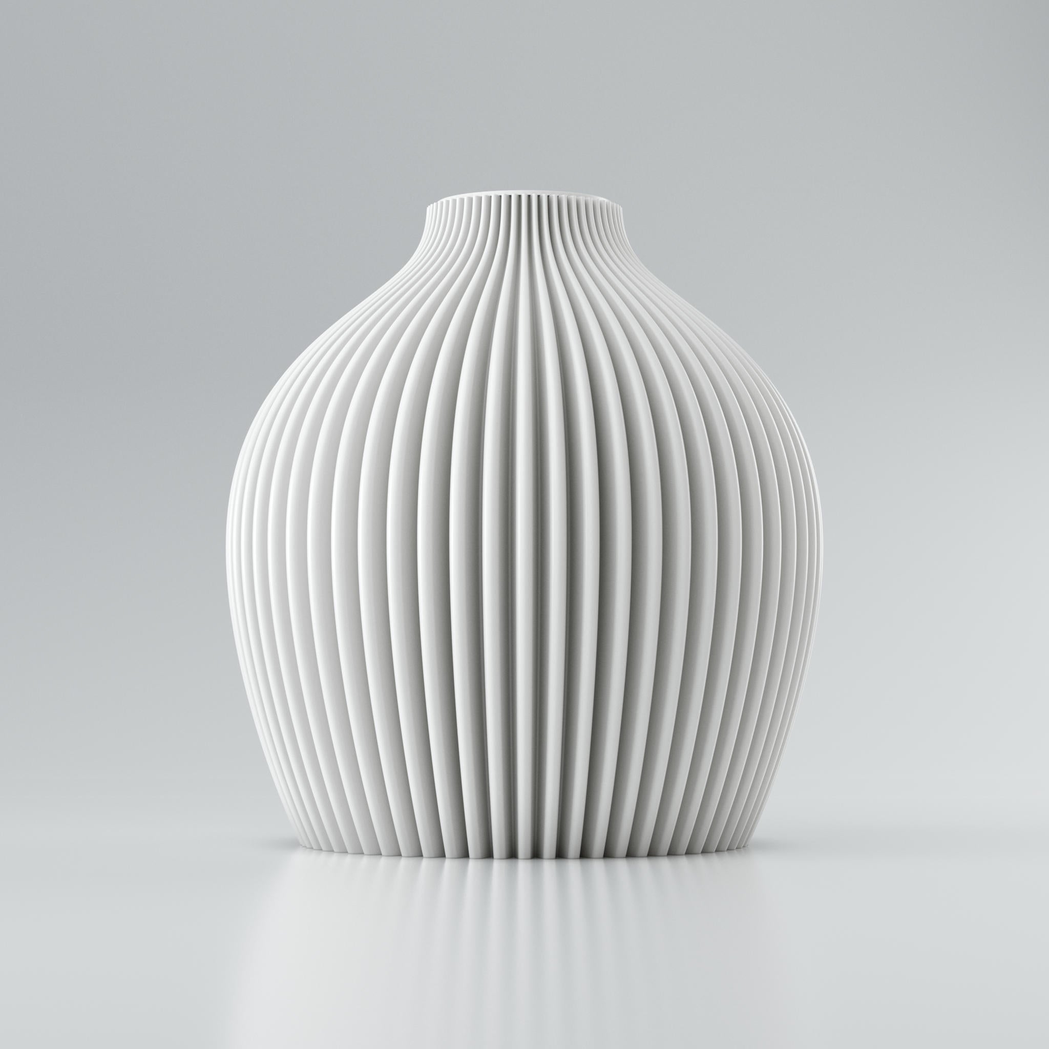 Weiße, gerippte Vase aus Keramik mit gleichmäßigen Rillen, im oberen Bildteil vor hellem Hintergrund.