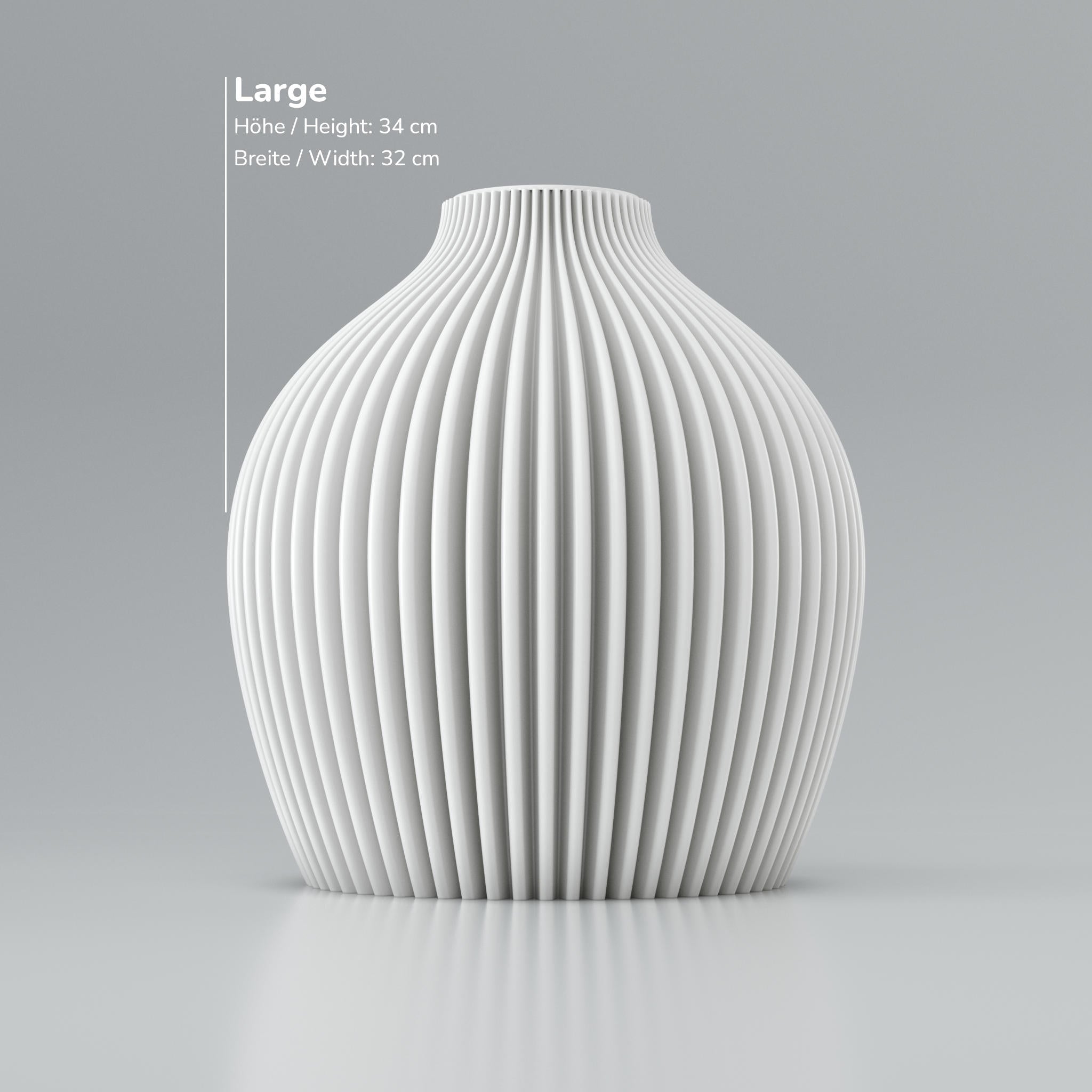Weiße gerippte Keramikvase mit gerundeter Form und Maßangaben: Höhe 34 cm, Breite 32 cm.