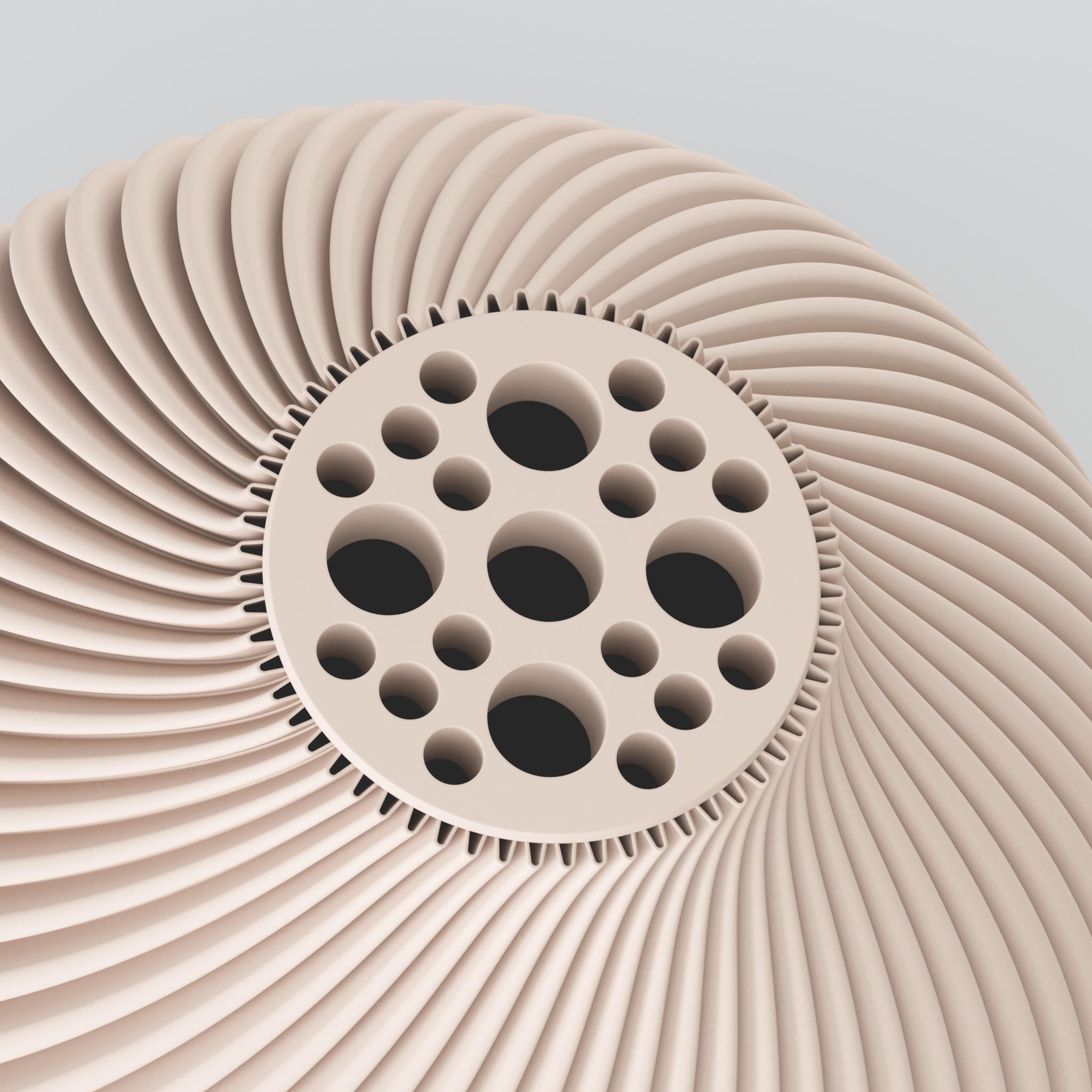 Eine moderne, beigefarbene Designvase namens Voravellie 60, die eine modulare, skulpturale Form aufweist. Die Vase hat eine ausgeprägte, präzise ausgearbeitete Rippstruktur mit klaren Kanten, die spiralförmig um den Körper verläuft und ein faszinierendes Licht- und Schattenspiel erzeugt. Sie steht auf einer glatten, hellgrauen Oberfläche, die ihr Spiegelbild leicht reflektiert, vor einem neutralen, hellgrauen Hintergrund. Die Vase ist leer und hat eine schlanke Öffnung am oberen Ende. Das Design vereint...