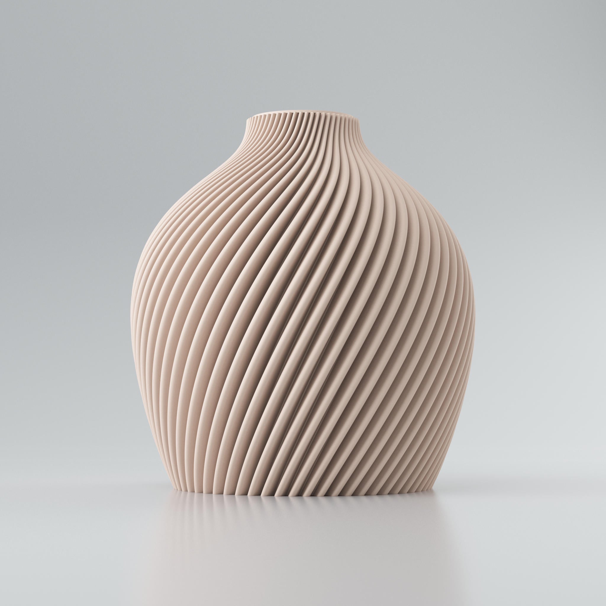 Eine moderne, beigefarbene Designvase namens Voravellie 60, die eine modulare, skulpturale Form aufweist. Die Vase hat eine ausgeprägte, präzise ausgearbeitete Rippstruktur mit klaren Kanten, die spiralförmig um den Körper verläuft und ein faszinierendes Licht- und Schattenspiel erzeugt. Sie steht auf einer glatten, hellgrauen Oberfläche, die ihr Spiegelbild leicht reflektiert, vor einem neutralen, hellgrauen Hintergrund. Die Vase ist leer und hat eine schlanke Öffnung am oberen Ende. Das Design vereint...