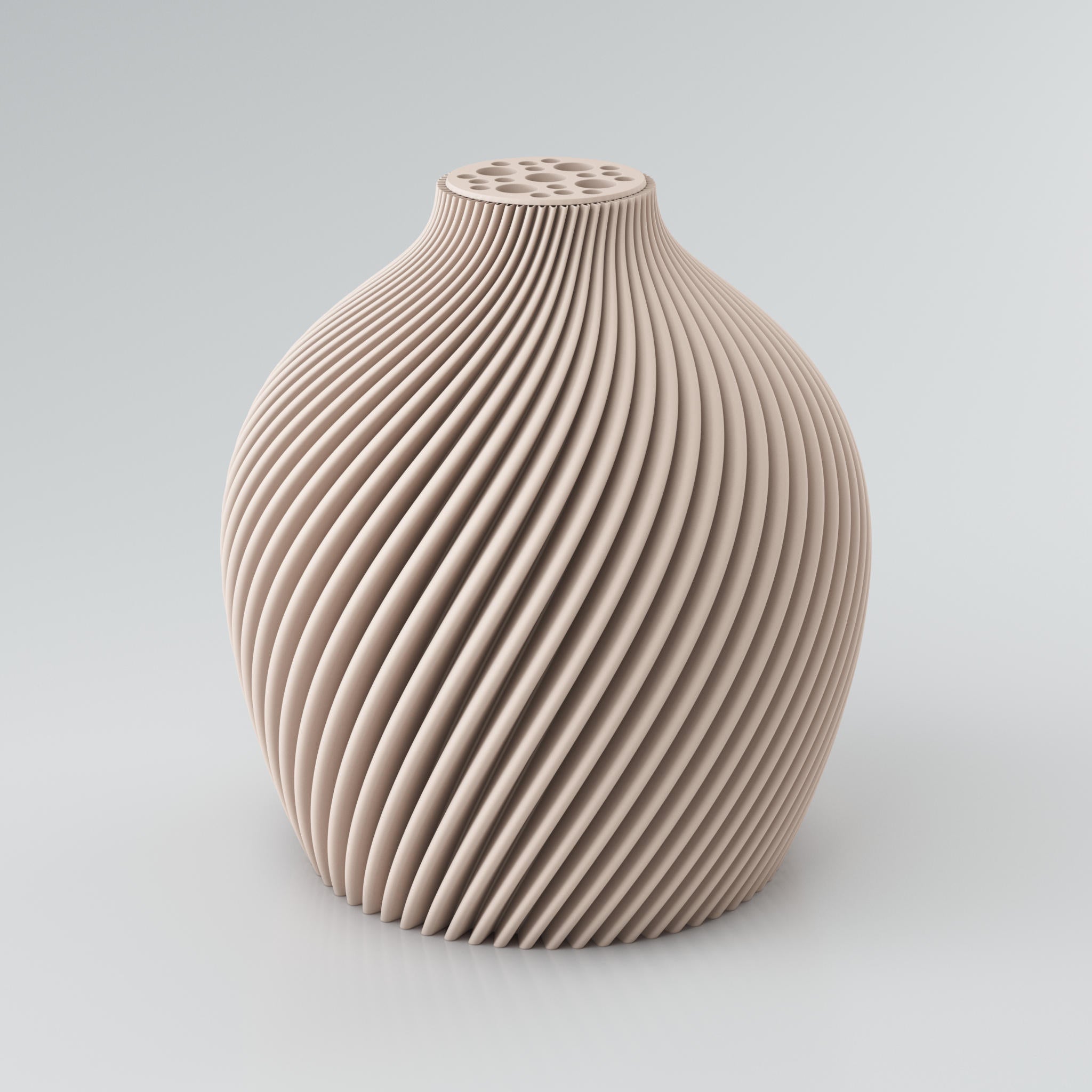 Eine spiralförmige, skulpturale Vase in Taupe mit einer markanten Rippstruktur. Die Oberfläche der Vase ist matt und weist klare Kanten auf, die ein intensives Licht- und Schattenspiel erzeugen. Am oberen Ende befindet sich ein integrierter Blumenretter mit mehreren unterschiedlich großen Löchern, ideal für Trockenblumen. Die Vase steht auf einer hellgrauen Oberfläche.
