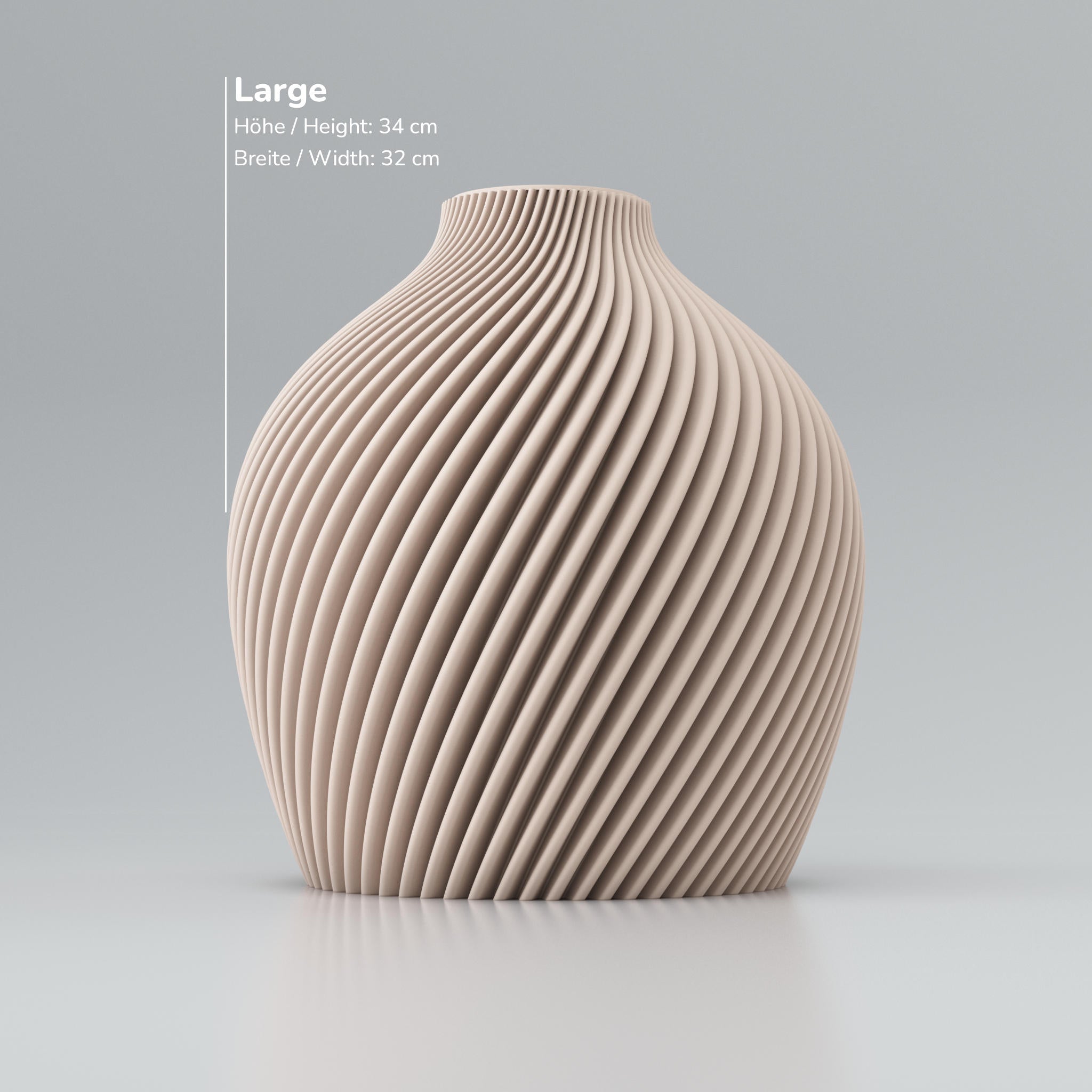 Eine moderne, beigefarbene Designvase namens Voravellie 60, die eine modulare, skulpturale Form aufweist. Die Vase hat eine ausgeprägte, präzise ausgearbeitete Rippstruktur mit klaren Kanten, die spiralförmig um den Körper verläuft und ein faszinierendes Licht- und Schattenspiel erzeugt. Sie steht auf einer glatten, hellgrauen Oberfläche, die ihr Spiegelbild leicht reflektiert, vor einem neutralen, hellgrauen Hintergrund. Die Vase ist leer und hat eine schlanke Öffnung am oberen Ende. Das Design vereint...
