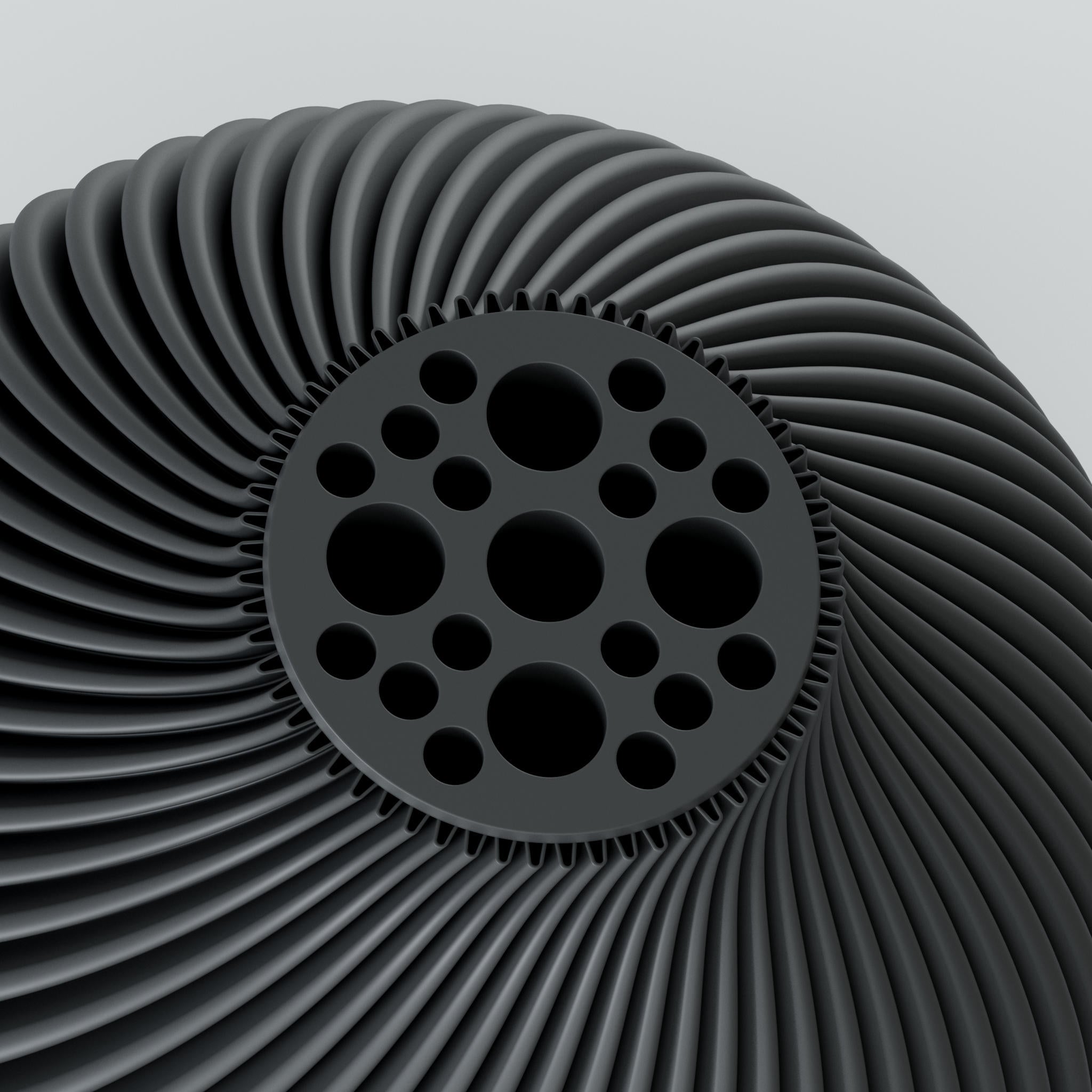 Eine moderne, beigefarbene Designvase namens Voravellie 60, die eine modulare, skulpturale Form aufweist. Die Vase hat eine ausgeprägte, präzise ausgearbeitete Rippstruktur mit klaren Kanten, die spiralförmig um den Körper verläuft und ein faszinierendes Licht- und Schattenspiel erzeugt. Sie steht auf einer glatten, hellgrauen Oberfläche, die ihr Spiegelbild leicht reflektiert, vor einem neutralen, hellgrauen Hintergrund. Die Vase ist leer und hat eine schlanke Öffnung am oberen Ende. Das Design vereint...