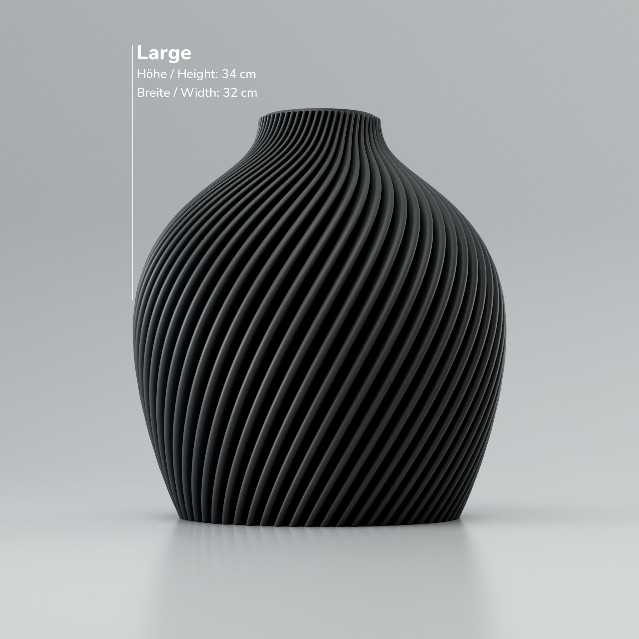 Eine moderne, beigefarbene Designvase namens Voravellie 60, die eine modulare, skulpturale Form aufweist. Die Vase hat eine ausgeprägte, präzise ausgearbeitete Rippstruktur mit klaren Kanten, die spiralförmig um den Körper verläuft und ein faszinierendes Licht- und Schattenspiel erzeugt. Sie steht auf einer glatten, hellgrauen Oberfläche, die ihr Spiegelbild leicht reflektiert, vor einem neutralen, hellgrauen Hintergrund. Die Vase ist leer und hat eine schlanke Öffnung am oberen Ende. Das Design vereint...
