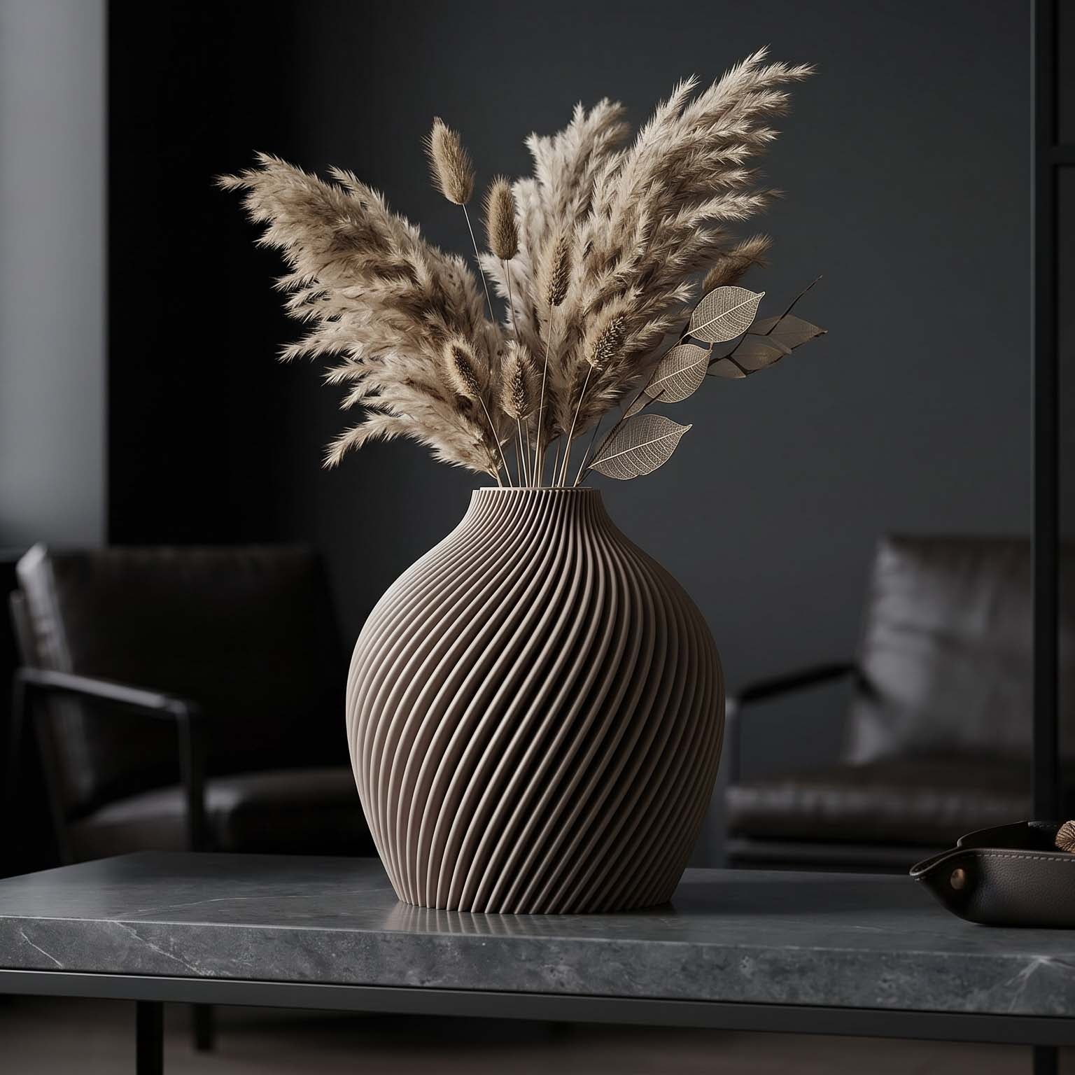 Designvase Voravellie 60 von Blooming3D, mattweiße Vase mit Twist-Linea-Rillen und Federgras-Arrangement.