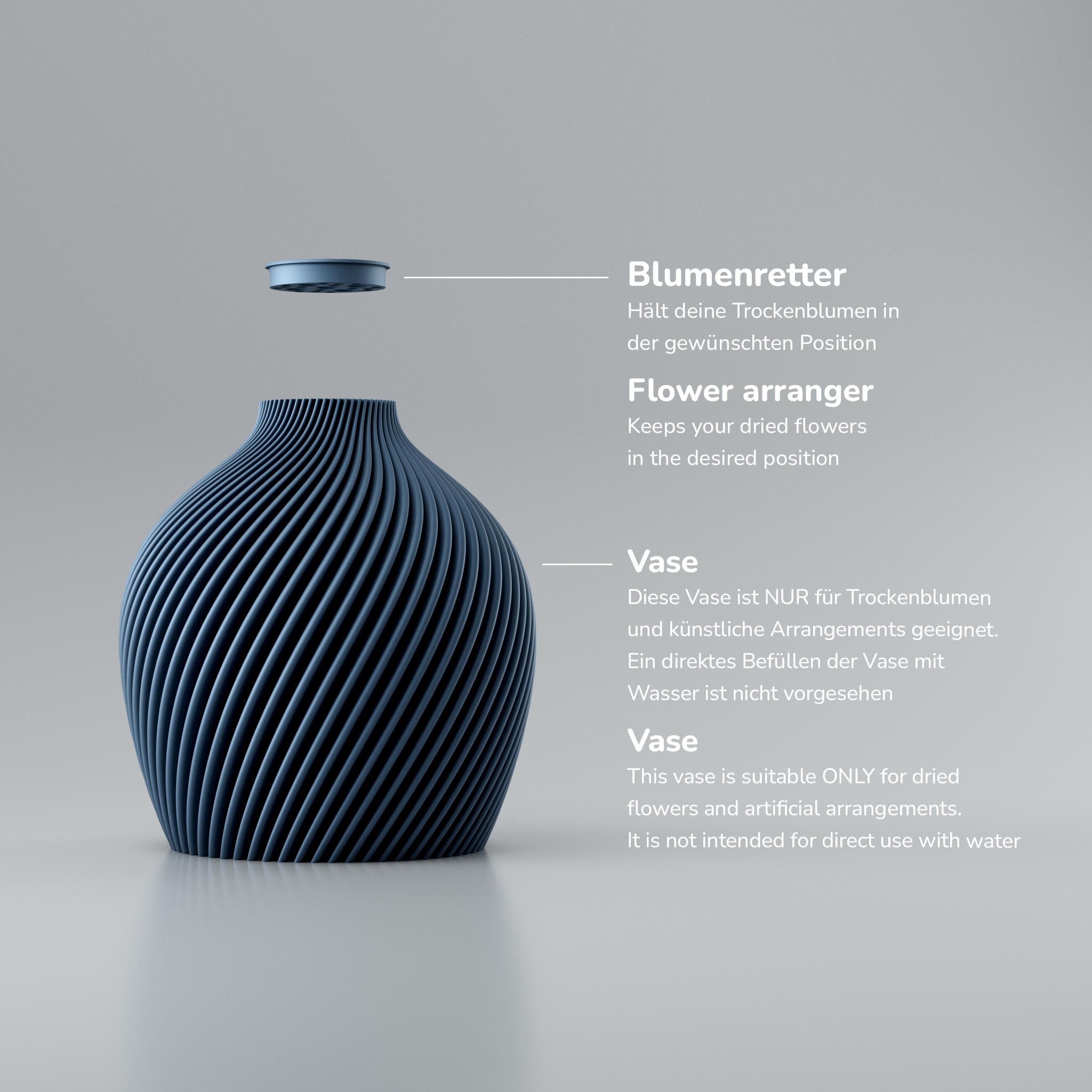 Eine moderne, beigefarbene Designvase namens Voravellie 60, die eine modulare, skulpturale Form aufweist. Die Vase hat eine ausgeprägte, präzise ausgearbeitete Rippstruktur mit klaren Kanten, die spiralförmig um den Körper verläuft und ein faszinierendes Licht- und Schattenspiel erzeugt. Sie steht auf einer glatten, hellgrauen Oberfläche, die ihr Spiegelbild leicht reflektiert, vor einem neutralen, hellgrauen Hintergrund. Die Vase ist leer und hat eine schlanke Öffnung am oberen Ende. Das Design vereint...